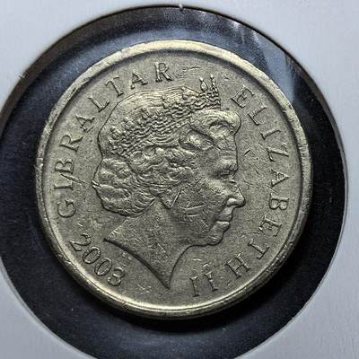 外国优质老铜币银币苏联纪念章，每周六晚九点倒数截拍，满百包邮可寄存，持续收拍 - 直布罗陀2003年1英镑纪念币，正面为伊丽莎白二世头像，背面是圣乔治屠龙经典图案，铭文 “AMICUS CHRISTI GEORGIUS” 意为 “基督的朋友乔治”，延续了英国钱币的传统符号，兼具流通与收藏价值。