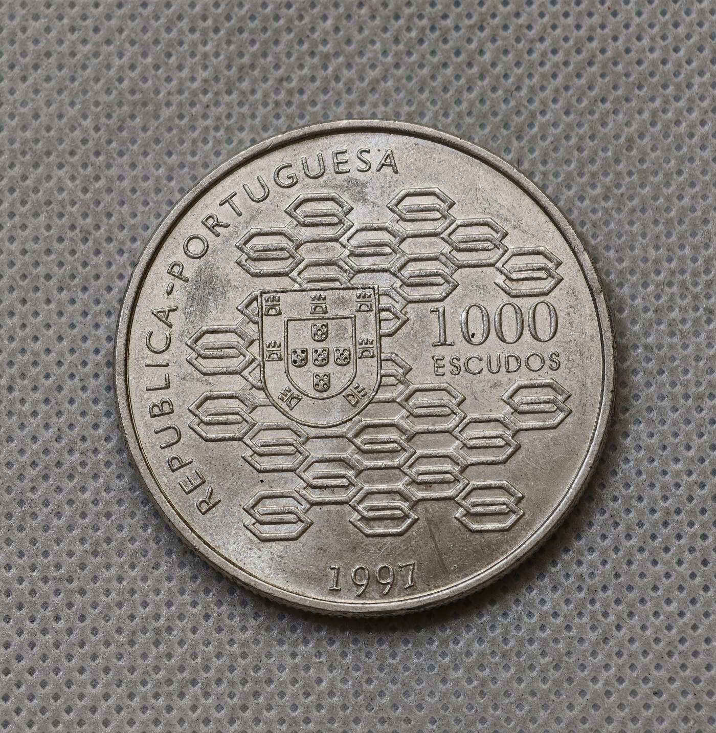 甄臻铺-世界币章拍卖（第54期），3月28日甄品场拍品征集中，送拍享返佣金等优惠多多 葡萄牙1000埃库多银币，28g，纪念公共信用100周年少见品种