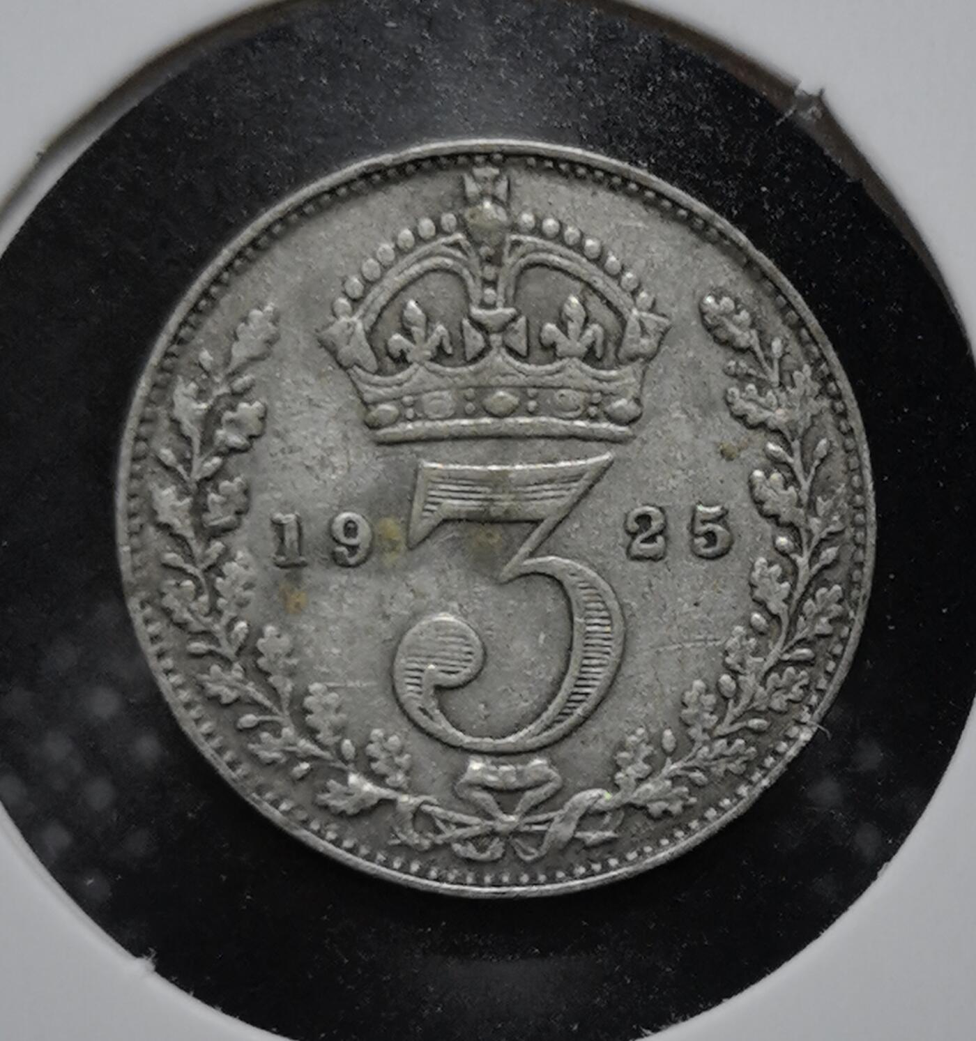 外国优质老铜币银币苏联纪念章，每周六晚九点倒数截拍，满百包邮可寄存，持续收拍 英国乔治五世1925 年3 便士银币，正面为国王左向肖像，背面是冠饰 “3” 与花环。发行于一战后，是英国日常流通小额银币，见证了乔治五世统治下的英国社会与币制变革。