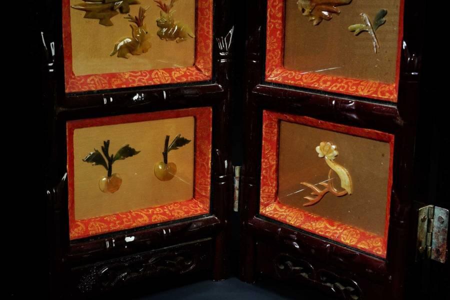 上海都达杂项专场五十二【全场包邮】 金地嵌碧玉、岫玉等多种玉石宝石四折台屏