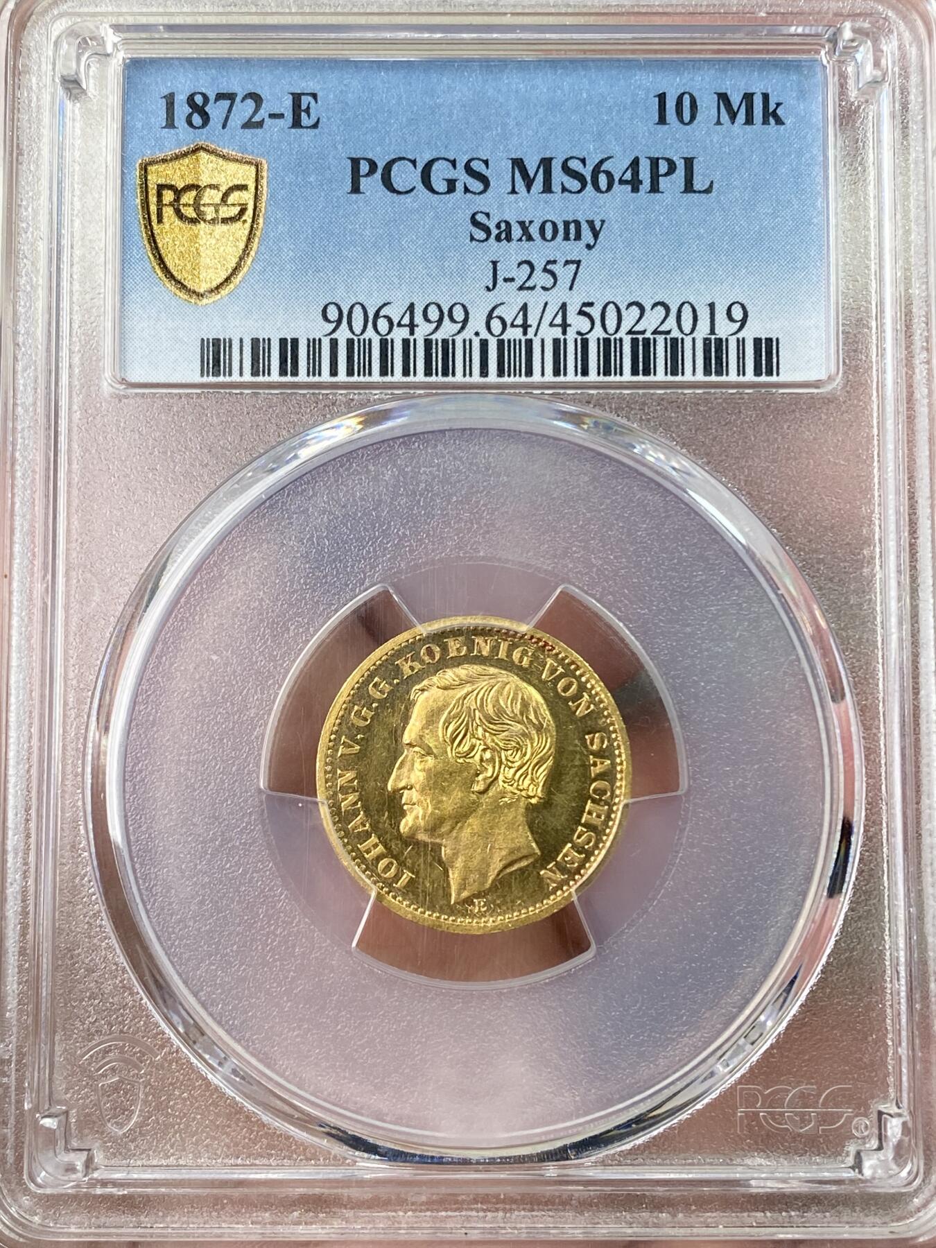 万国钱币拍卖第062期 PCGS MS64PL 1872年德国萨克森约翰五世流通短翅10马克金币 难得一见的早期萨克森短翅金马克 PL级别更是凤毛麟角  类镜面喷砂质感 邮票光泽金光灿灿 PC唯一冠军分顶级典藏品质 3.98g 900金