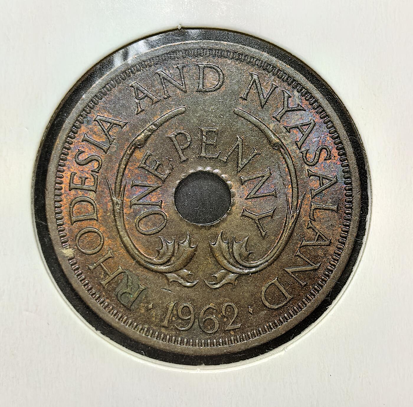 外国优质老铜币银币苏联纪念章，每周六晚九点倒数截拍，满百包邮可寄存，持续收拍 五彩英属罗得西亚与尼亚萨兰联邦1962年壹便士铜币，正面为双象护冠图案，背面是中孔面值与年份。见证英国在非洲东南部的殖民统治终结前夕，该地区的货币与历史变迁。