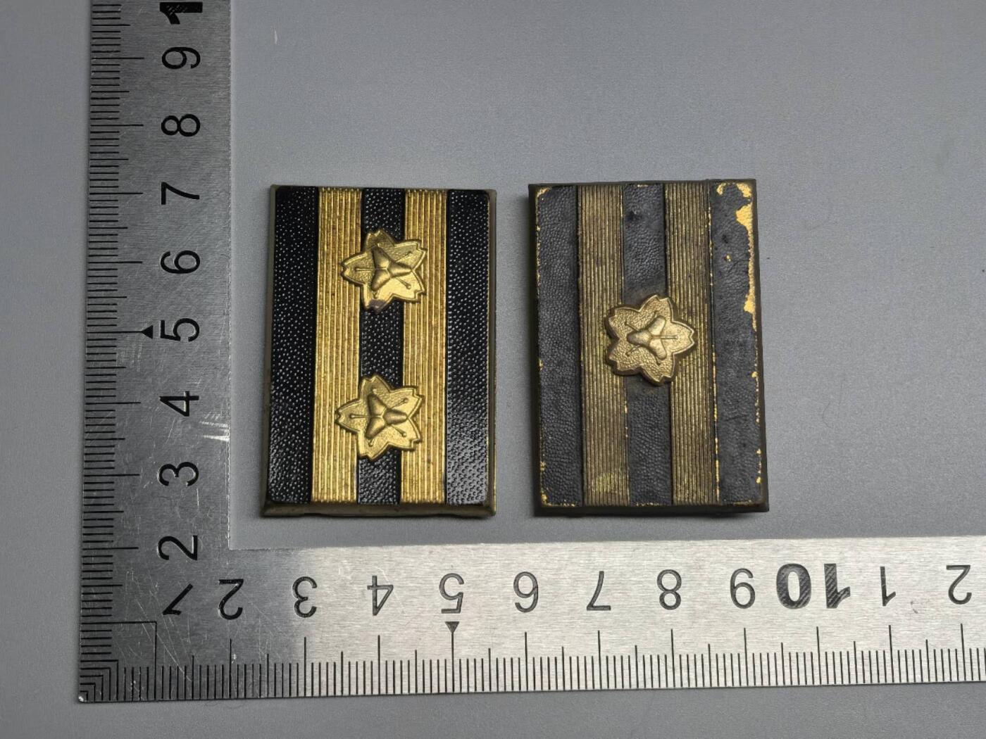 小驴勋章奖章收藏3月14日周六晚六点拍卖（珍爱和平，收藏战争，铭记历史，勿忘国耻，忠党爱国。有偿代拍，送拍规则在简介最后，参拍须阅读规则后再参拍，关系到运费包装发货时效真假辨别等关键信息，拍卖时不再发原图，看大图店主微信码在拍卖店铺介绍里） 日本金属肩章一对