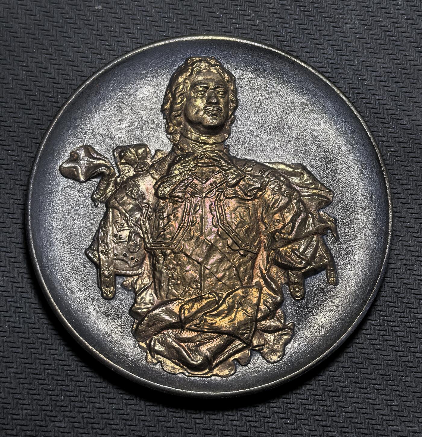 外国优质老铜币银币苏联纪念章，每周六晚九点倒数截拍，满百包邮可寄存，持续收拍 列宁格勒冬宫博物馆纪念章，102克直径70mm。正面为彼得大帝高浮雕胸像，背面刻有 “ЭРМИТАЖ・ЛЕНИНГРАД”，是苏联时期致敬彼得大帝与冬宫文化遗产的艺术收藏类纪念载体。