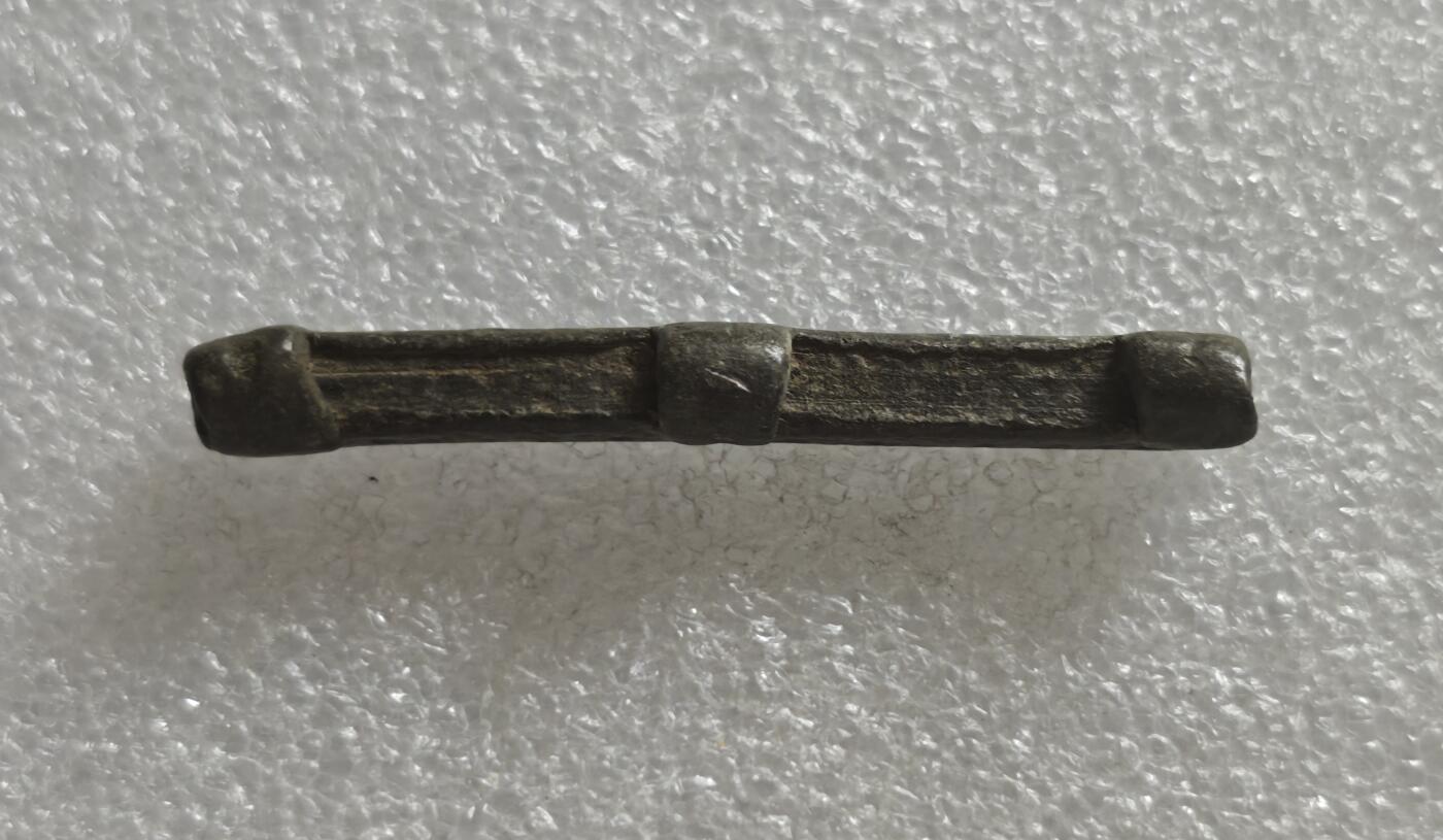 瓶子🏺第232期拍卖会  巨港三佛齐王国（室利佛逝王国）船形锡锭，民国青帮大佬杜月笙之子钱币专家杜维善先生所著的《海上丝绸之路钱币要览》中有对其简要描述，铸造时间约800-1200年左右，铸造地在巨港，曾在马来西亚、印尼作为流通钱币