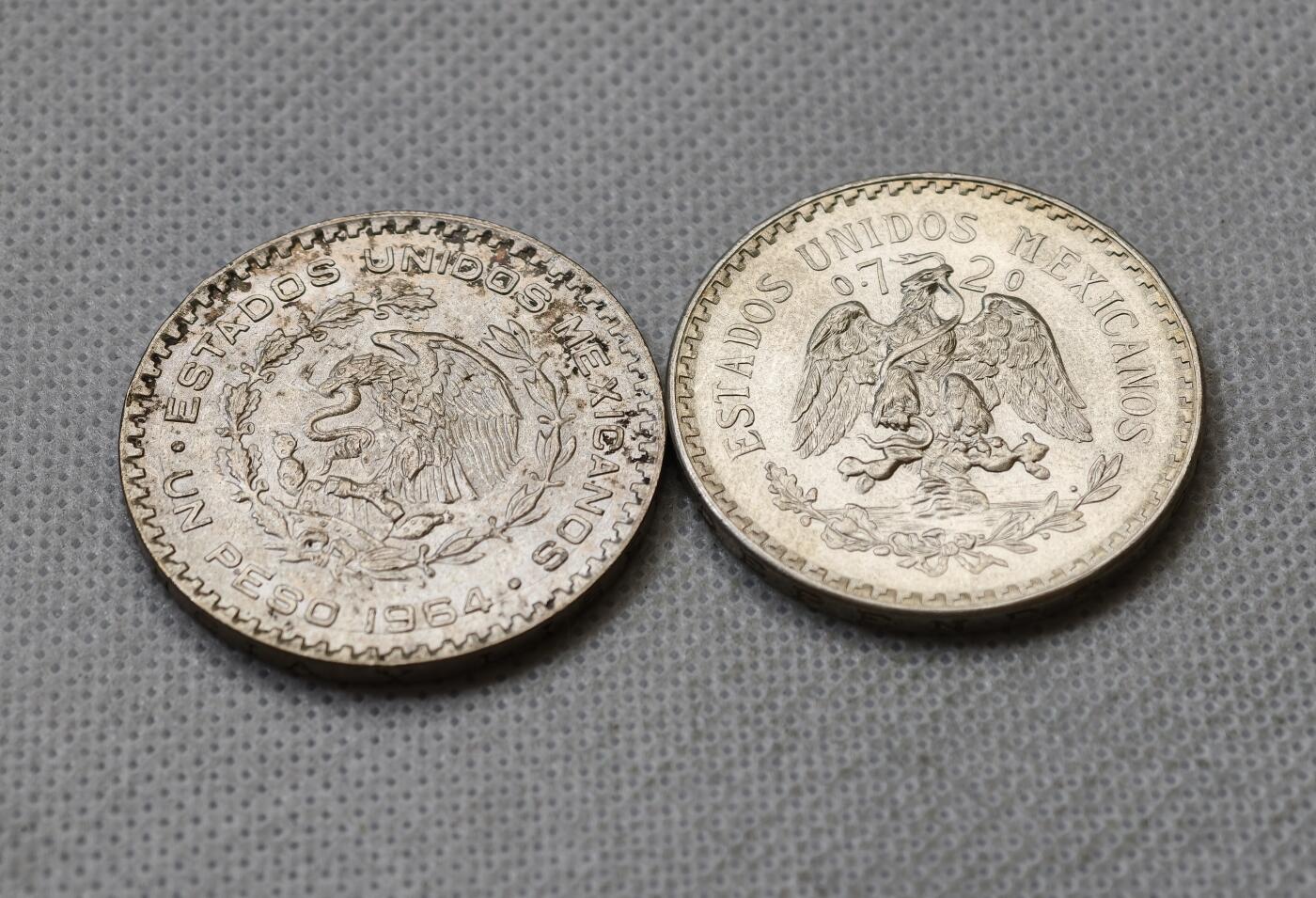 甄臻铺-世界币章拍卖（第54期），3月28日甄品场拍品征集中，送拍享返佣金等优惠多多 墨西哥鹰洋2枚，UNC转光 1945年720银 1964年一成银，细节见图