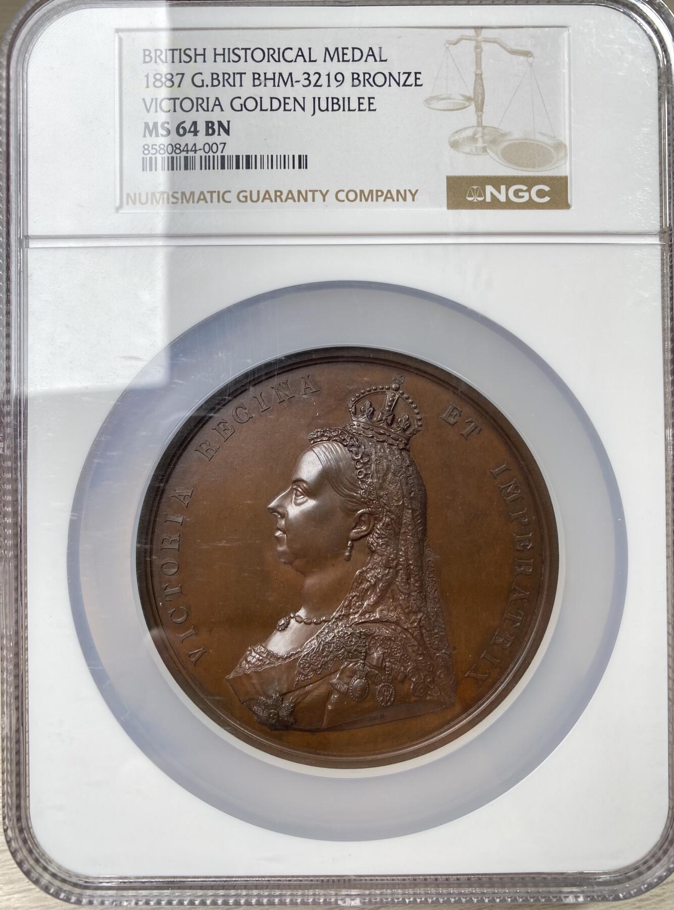 万国钱币拍卖第062期 NGC MS64 1887年英国维多利亚女王登基50周年金禧年纪念铜章 经典登基系列 名誉品种 77毫米大规格高浮雕状态极佳 英国古典艺术章牌代表之作