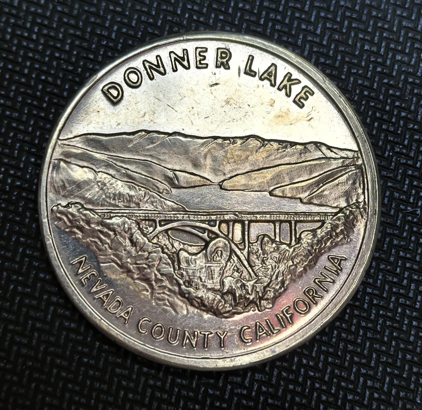 外国优质老铜币银币苏联纪念章，每周六晚九点倒数截拍，满百包邮可寄存，持续收拍 纪念美国西进运动中著名悲剧纪念章。1846 年，唐纳大队移民因误走捷径延误行程，冬季被困于加州唐纳湖（Donner Lake），87 人中仅 48 人生还，其故事成为西部拓荒史的重要印记。