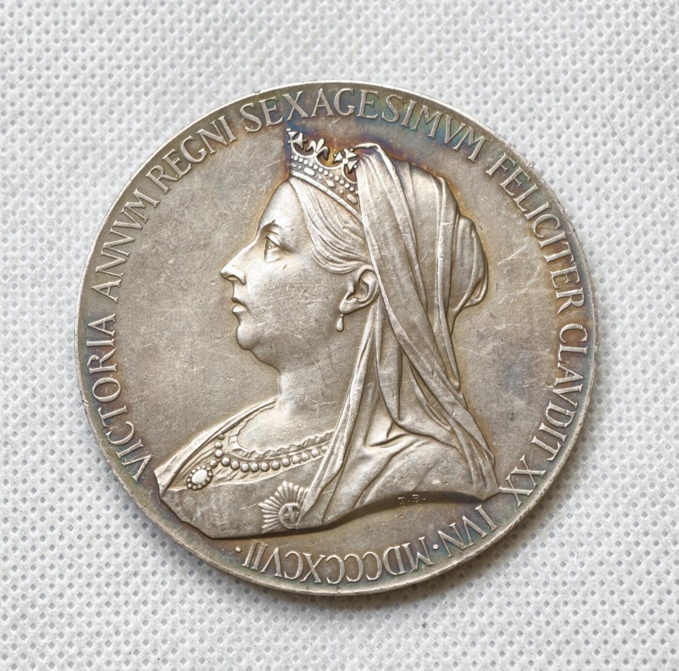 甄臻铺-世界币章拍卖（第54期），3月28日甄品场拍品征集中，送拍享返佣金等优惠多多 大英维多利亚1897年登记60周年纪念大银章，包浆带彩很不错