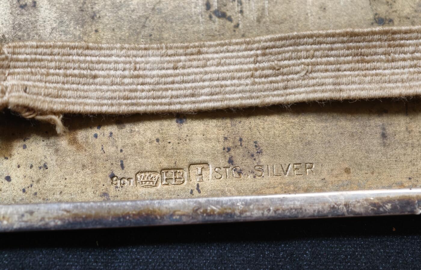 甄臻铺-世界币章拍卖（第54期），3月28日甄品场拍品征集中，送拍享返佣金等优惠多多 澳大利亚新南威尔士古董纯银嵌9k实金烟盒，澳大利亚新南威尔士纯银标记和9k金标记清晰齐全，1939年出品，925纯银。长7.6厘米，宽7厘米，重121.3克。盒面双面玑镂纹，精美大方，嵌9k金几何图标，并有原主人名Jevry铭刻。总体品相佳，能装7支短烟（鸽子重拍）