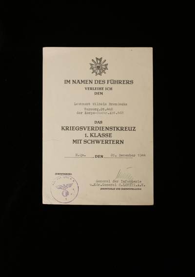 戎马世界章牌大赏第112期 德专场 - 威廉·布伦德克中尉 的带剑一级战功十字勋章的证书 由双剑骑铁获得者 步兵上将 弗里德里希-威廉·穆勒 亲签