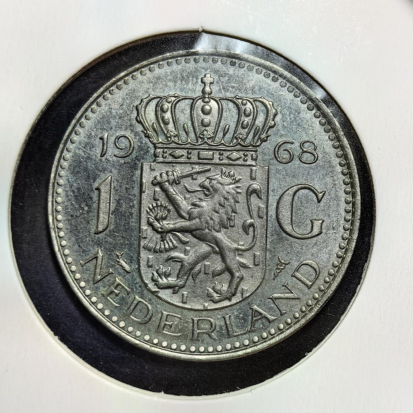 外国优质老铜币银币苏联纪念章，每周六晚九点倒数截拍，满百包邮可寄存，持续收拍 荷兰朱丽安娜女王1968年1盾。正面为女王侧像，背面是荷兰国徽与王冠，见证二战后荷兰君主立宪制下的货币体系，是战后经济复苏的实物见证。