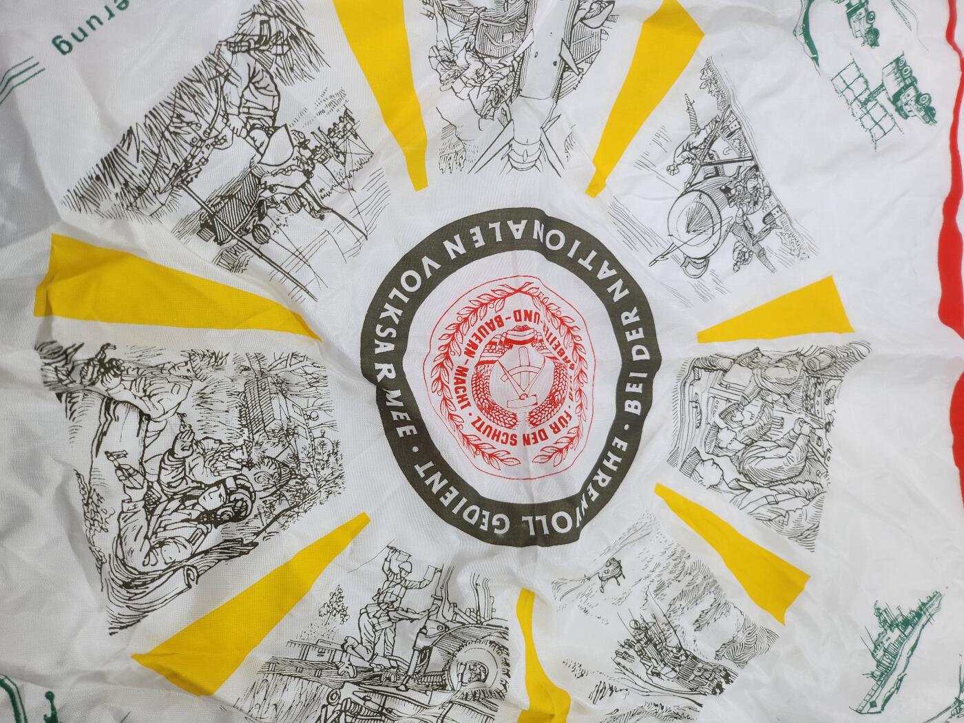 南水社第3次拍卖 春季专场 东德国家人民军（NVA）光荣服役纪念丝巾/方巾／桌布大约50＊50cm