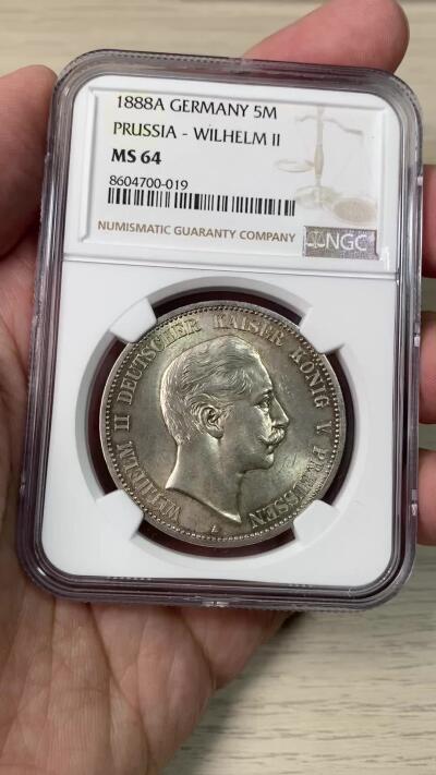 万国钱币拍卖第062期 NGC MS64 1888年德国三皇之年威廉二世短翅流通5马克 仅单年发行且流通充分的短翅鹰马克名品 也是德意志第二帝国三皇年系列中不可或缺的一枚 高品极其难得 黄油转光底板原味淡彩环绕 细节锋利异常 顶级典藏品质