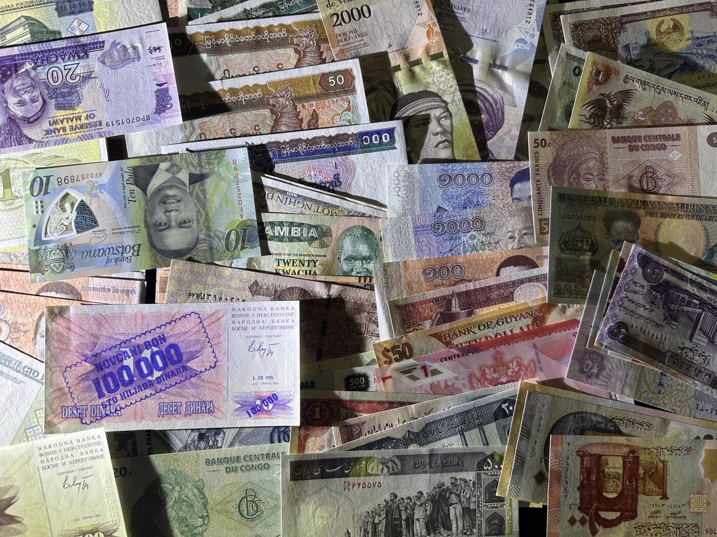 《外钞收藏家》第六百一十七期（精选场）（长期征集拍品、欢迎藏友们联系合作） 外币大礼包 近百张一起 基本都是全新