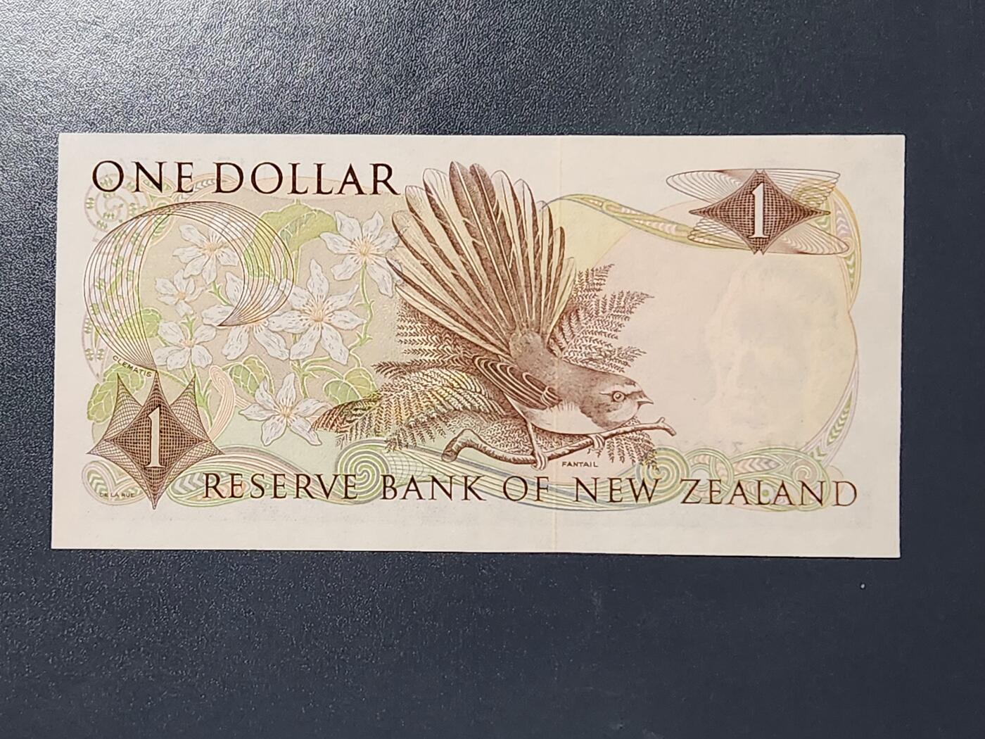 3月13号晚上8点 外国纸币自动截拍第37场 新西兰1975-1977年R.L.Knight签名版1元 高冠  美品