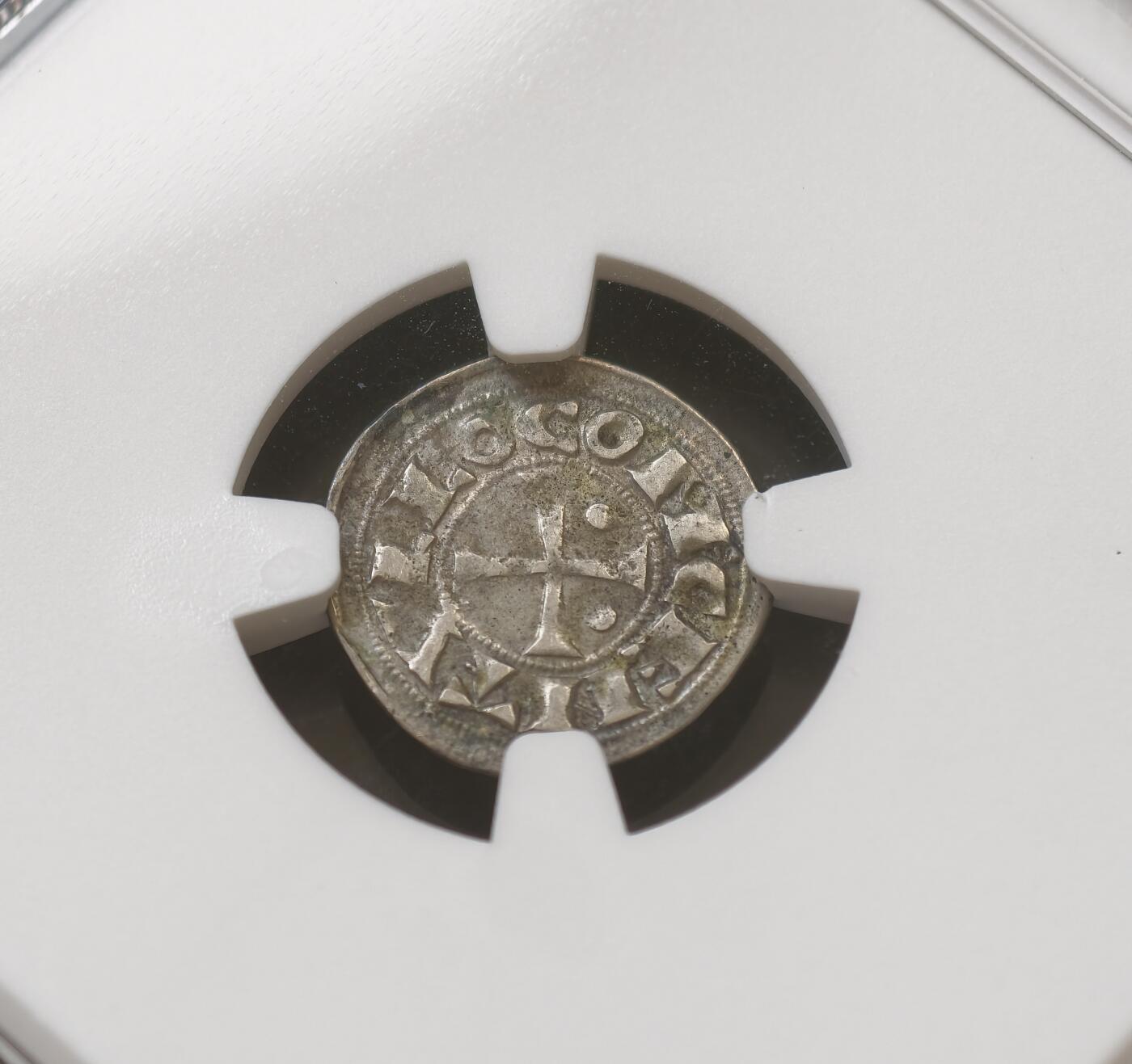 甄臻铺-世界币章拍卖（第54期），3月28日甄品场拍品征集中，送拍享返佣金等优惠多多 NGC-AU55 中世纪法国贝阿恩地区奥博尔银币，中世纪特殊标签，正反面打制完整非常清晰且居中，品相很难得，品种罕见，NGC评级总数仅30多枚