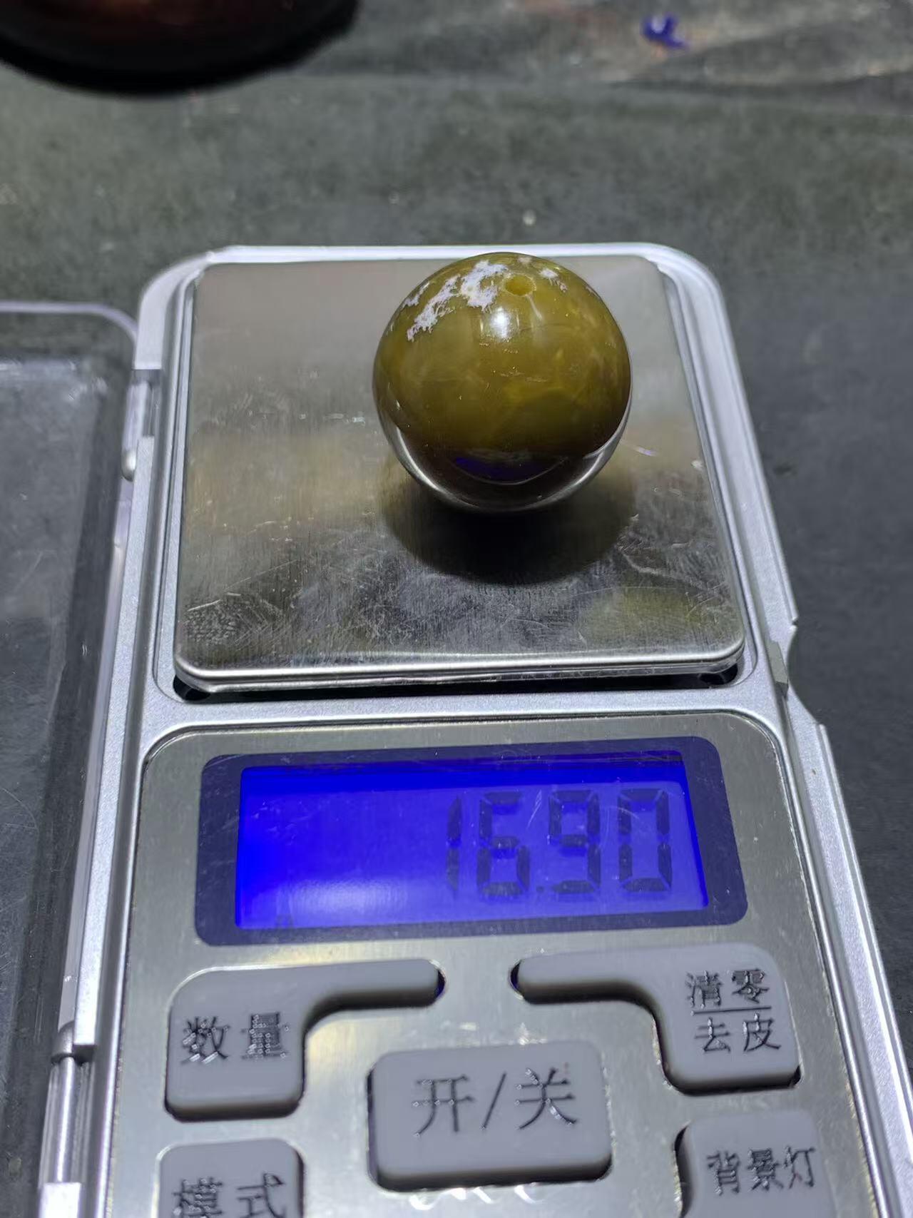 精美高润度冻料战国红玛圆珠一个，