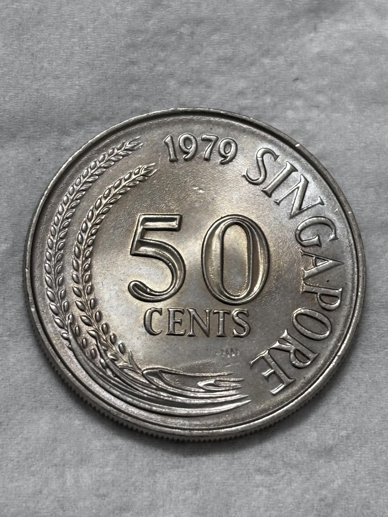 文馨钱币收藏第 296 场，长期接代拍业务 全新 1979 年新加坡老版 50 分狮子鱼
