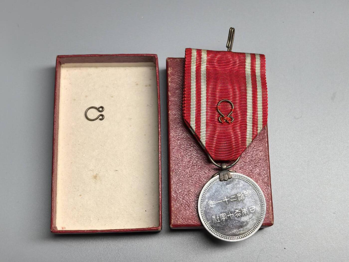 小驴勋章奖章收藏3月14日周六晚六点拍卖（珍爱和平，收藏战争，铭记历史，勿忘国耻，忠党爱国。有偿代拍，送拍规则在简介最后，参拍须阅读规则后再参拍，关系到运费包装发货时效真假辨别等关键信息，拍卖时不再发原图，看大图店主微信码在拍卖店铺介绍里） 特别社员章带盒，铝质