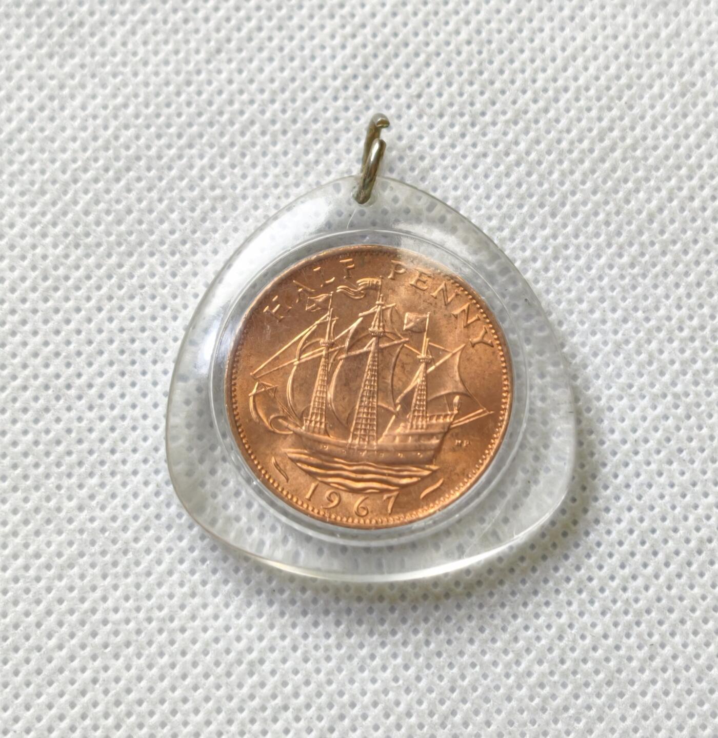 甄臻铺-世界币章拍卖（第54期），3月28日甄品场拍品征集中，送拍享返佣金等优惠多多 纯手工 英国1967年 伊丽莎白高浮雕精制币章心形吊坠 36MM