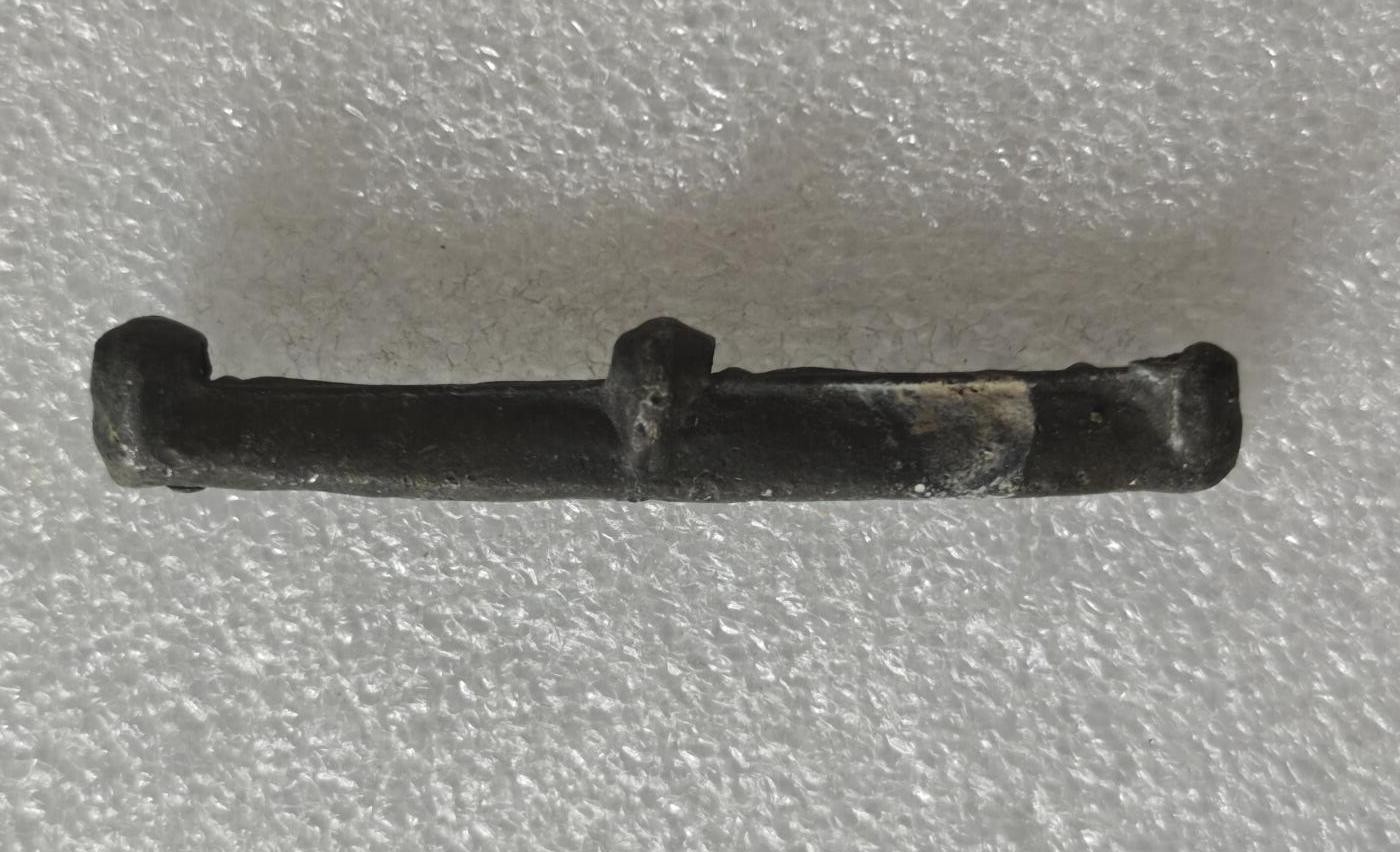 瓶子🏺第232期拍卖会  巨港三佛齐王国（室利佛逝王国）船形锡锭，民国青帮大佬杜月笙之子钱币专家杜维善先生所著的《海上丝绸之路钱币要览》中有对其简要描述，铸造时间约800-1200年左右，铸造地在巨港，曾在马来西亚、印尼作为流通钱币