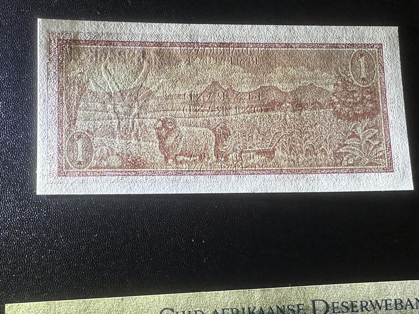 《外钞收藏家》第六百一十七期（精选场）（长期征集拍品、欢迎藏友们联系合作） 南非1兰特 全新+2兰特近全新 2张一起