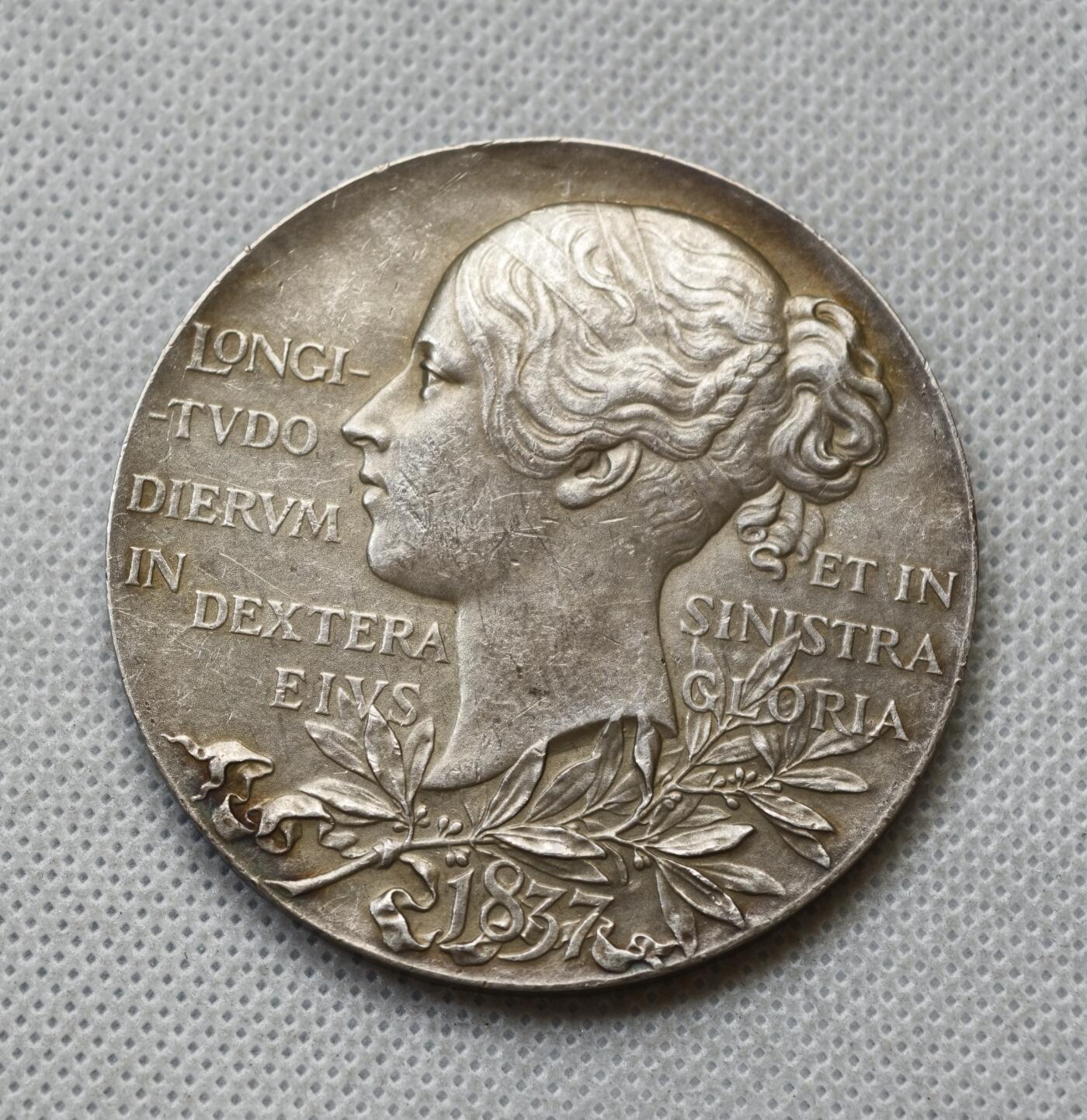 甄臻铺-世界币章拍卖（第54期），3月28日甄品场拍品征集中，送拍享返佣金等优惠多多 大英维多利亚1897年登记60周年纪念大银章，包浆带彩很不错