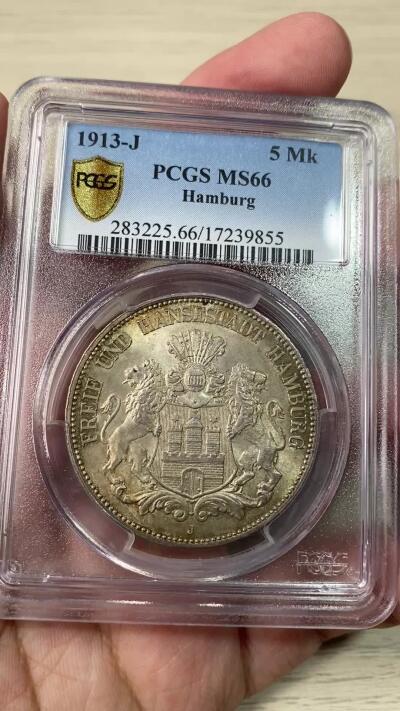 万国钱币拍卖第062期 PCGS MS66 1913年德国汉堡自由市长翅流通5马克 较为常见的长翅马克品种 但是想找到一枚如此原味GEM状态的绝不容易 双面均匀德式淡彩包浆搭配上经典汉堡双狮护盾令人爱不释手 PC老评水晶盒 万里挑一的顶级典藏品质