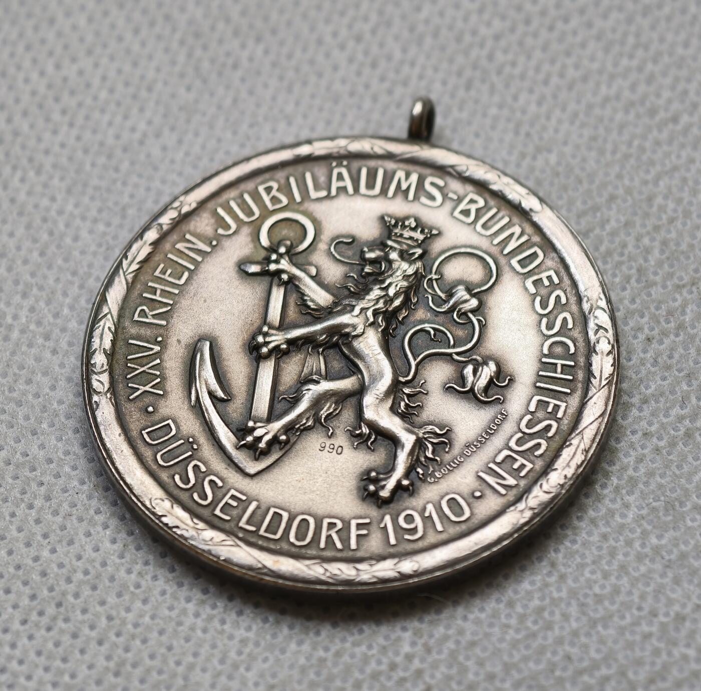 甄臻铺-世界币章拍卖（第54期），3月28日甄品场拍品征集中，送拍享返佣金等优惠多多 裸币，德国1910年杜塞尔多夫射击节银章 29.3克 40mm，细节见图