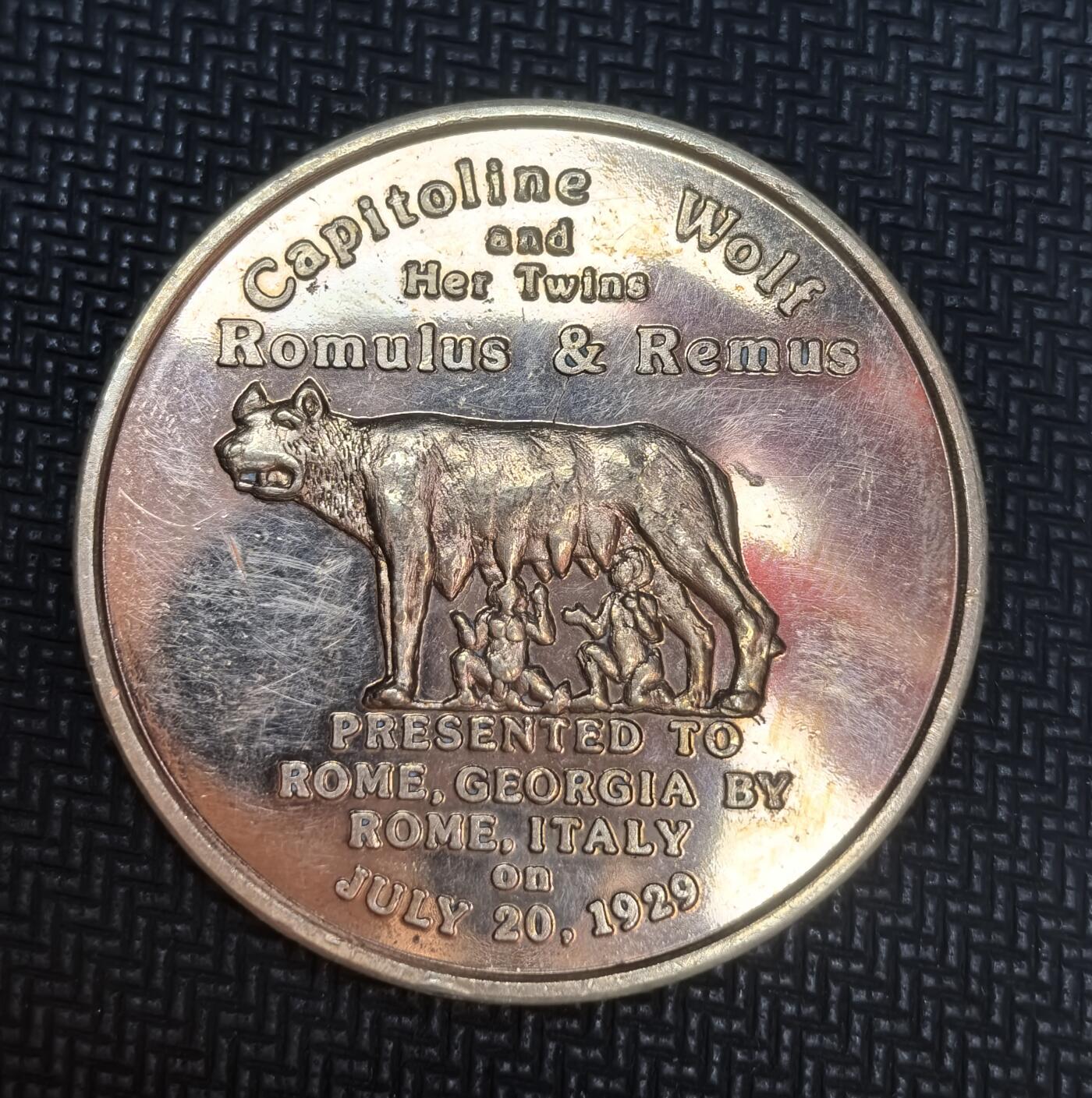 外国优质老铜币银币苏联纪念章，每周六晚九点倒数截拍，满百包邮可寄存，持续收拍 意大利罗马1929 年赠予美国佐治亚州罗马市纪念章，正面为象征罗马起源的母狼育婴像，背面是当地 1871 年建成的钟楼，见证两座同名城市的友好联结，兼具历史与文化纪念意义。