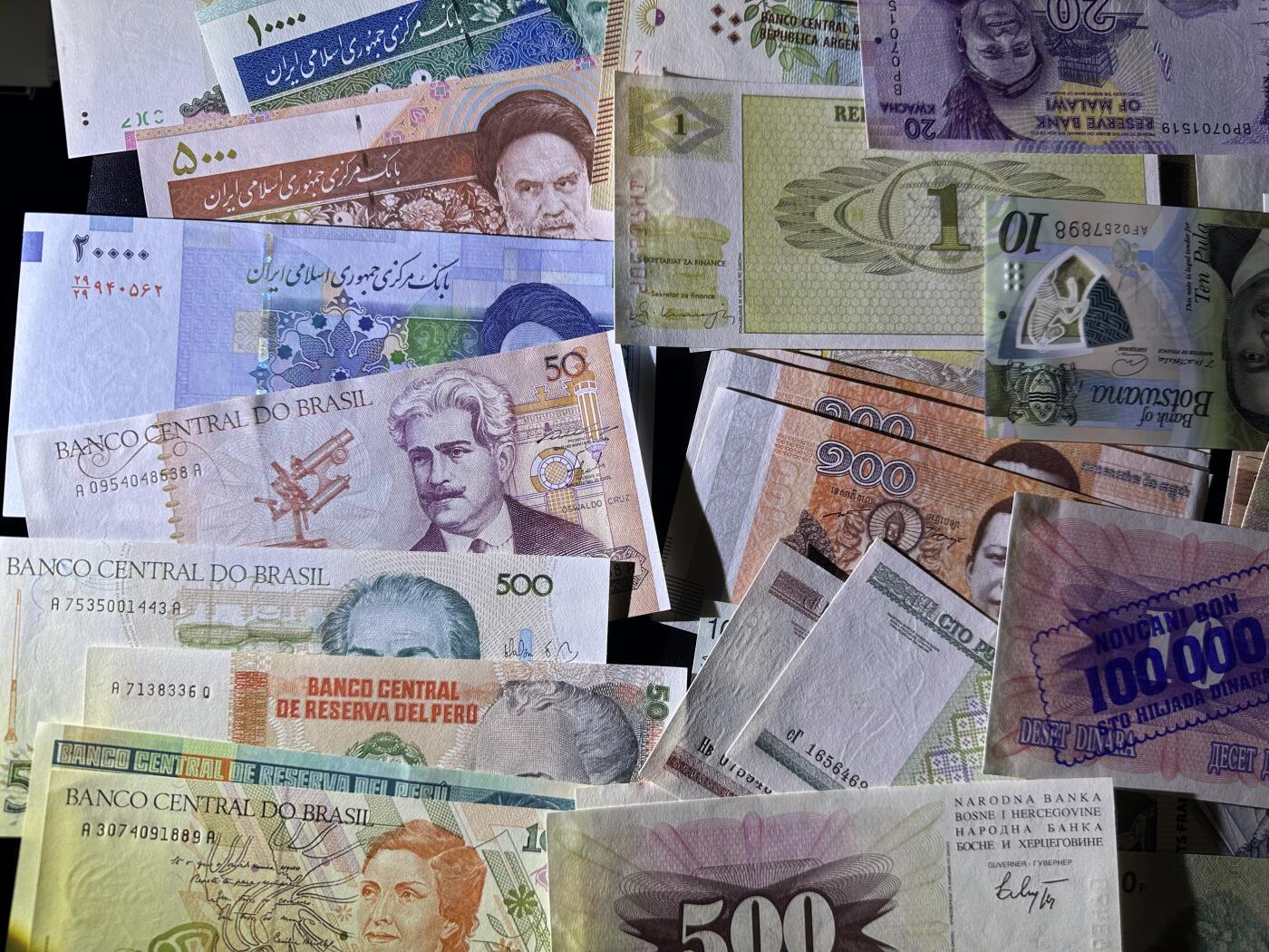 《外钞收藏家》第六百一十七期（精选场）（长期征集拍品、欢迎藏友们联系合作） 外币大礼包 近百张一起 基本都是全新