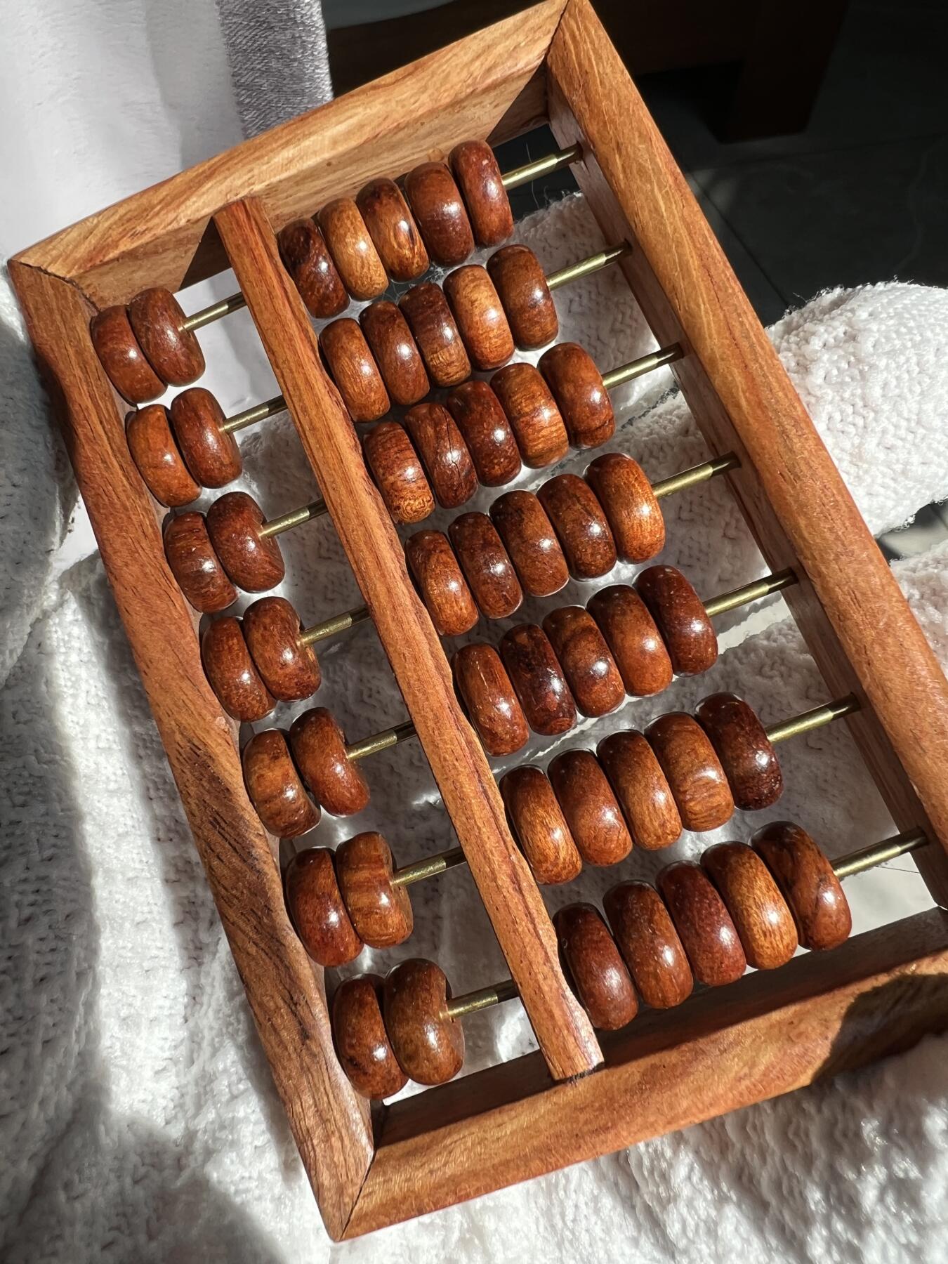 零元拍：“算盘一响，黄金万两”海南黄花梨七档小算盘。尺寸：92/60.5MM