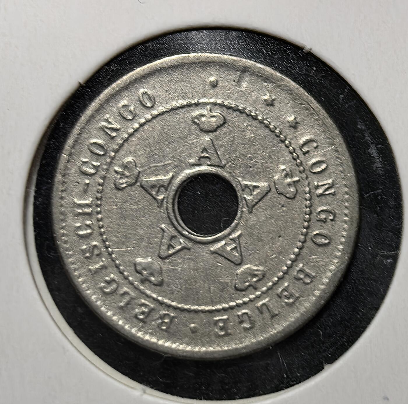 外国优质老铜币银币苏联纪念章，每周六晚九点倒数截拍，满百包邮可寄存，持续收拍 比属刚果1910年5分，正面采用双语（法语 / 荷兰语）标识，背面为中心孔面值设计。见证了比利时殖民统治下刚果地区的社会经济与货币管理体系，是当时非洲殖民史的重要实物。