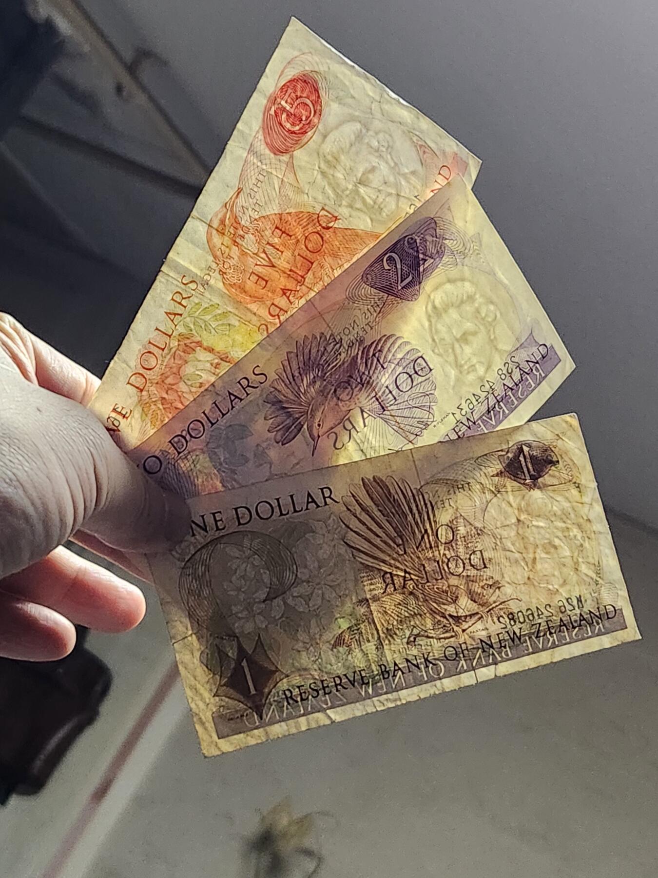 3月13号晚上8点 外国纸币自动截拍第37场 新西兰1967年1-2-5元 高冠  美品一套