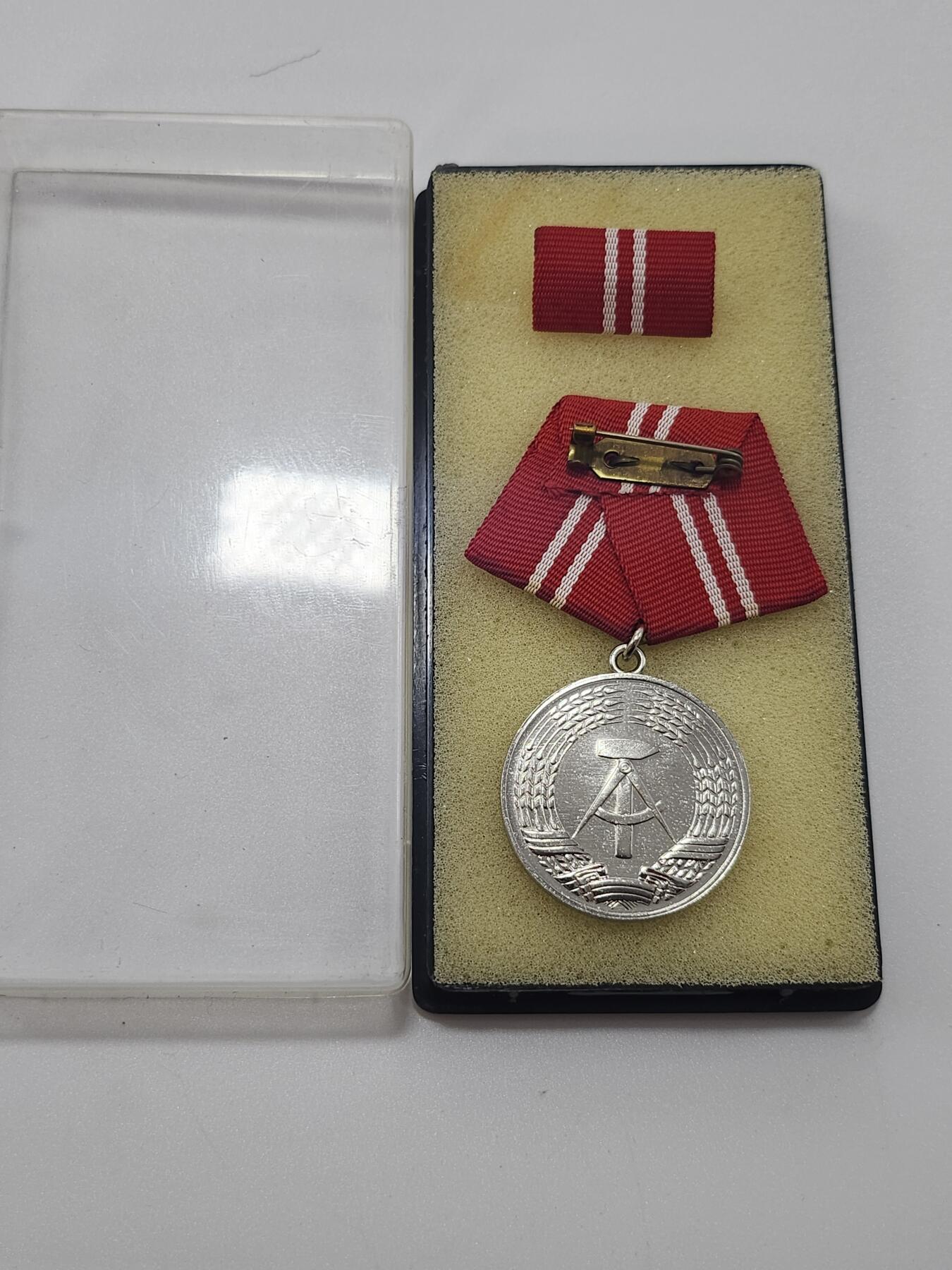 南水社第3次拍卖 春季专场 民主德国银级民防部队忠诚服役奖章 完好盒略章