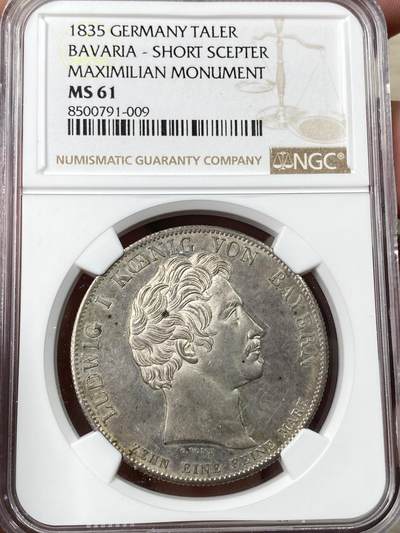 万国钱币拍卖第062期 - NGC MS61 1835年德国巴伐利亚马克西米利安一世纪念碑落成历史大泰勒 为庆祝马克西米利安一世纪念碑落成 路德维希一世敕令发行此枚历史泰勒加以纪念 老国王身穿蟒袍端坐宝座之上 左手持权杖（此枚为短杖版本）欧陆五彩轻微类镜面质感观感极佳