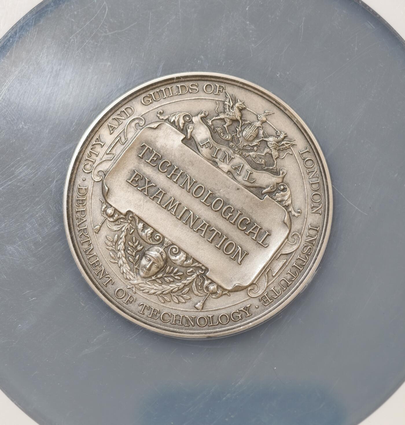 甄臻铺-世界币章拍卖（第54期），3月28日甄品场拍品征集中，送拍享返佣金等优惠多多 NGC-MS63 1947年英国伦敦城市与行会技术部最终考试获奖银章，直径51毫米。正面是协会徽章和装饰，背面刻有“FINAL TECHNOLOGICAL EXAMINATION”字样，底部是“DEPARTMENT OF TECHNOLOGY”字样，边铭有获奖者姓名、奖项及获奖日期。