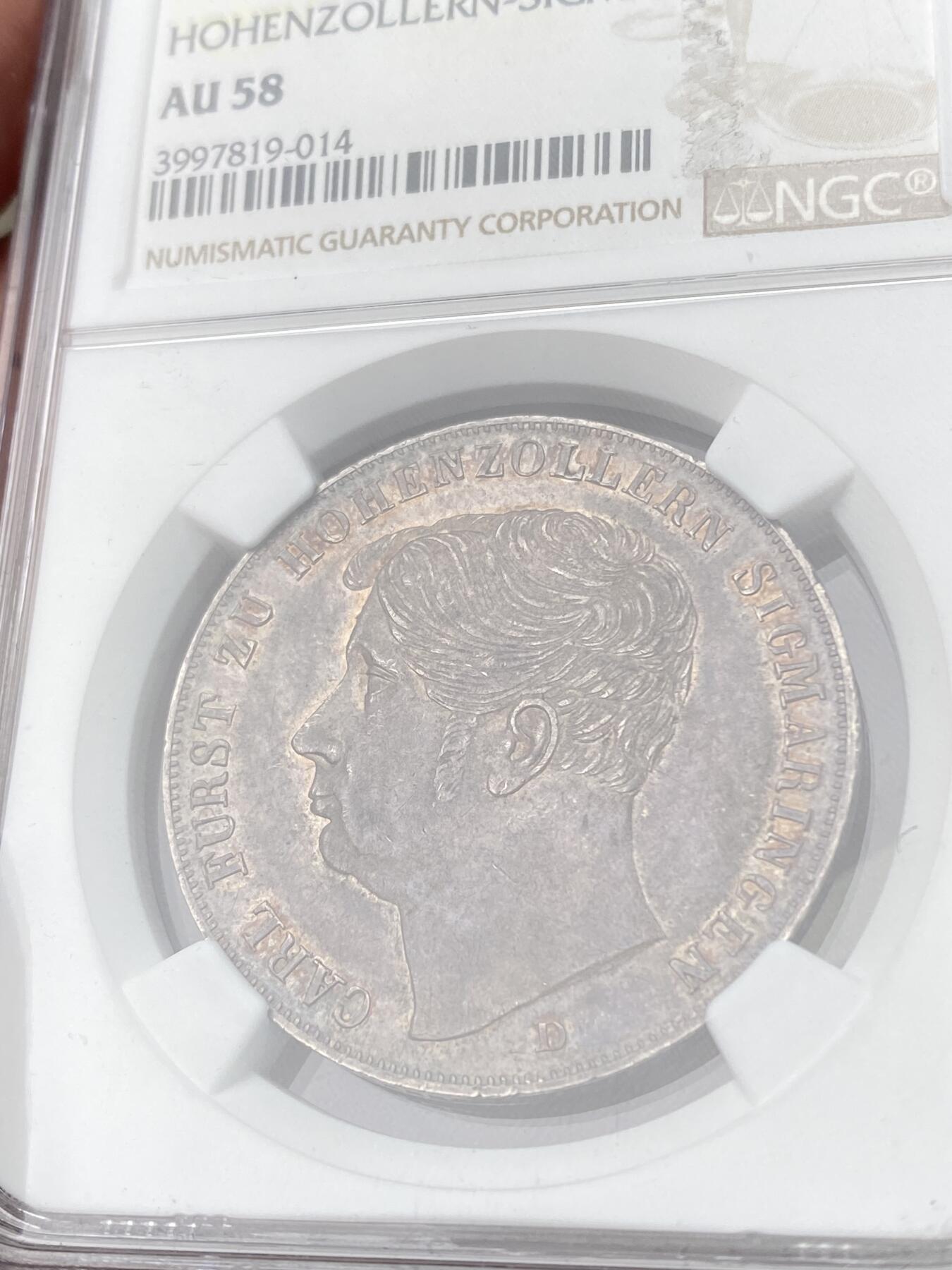 万国钱币拍卖第062期 NGC AU58 1848德国霍亨索伦-西格玛宁根纹章2古尔登 德邦大名誉品种 顶级小邦 1848关门年份 发行量仅6905枚 即便通货也是难得一见 极具特色的纹章设计 双面厚重欧陆酱五彩极美 观感远超分数的状态 NGC亚军分收藏级品质
