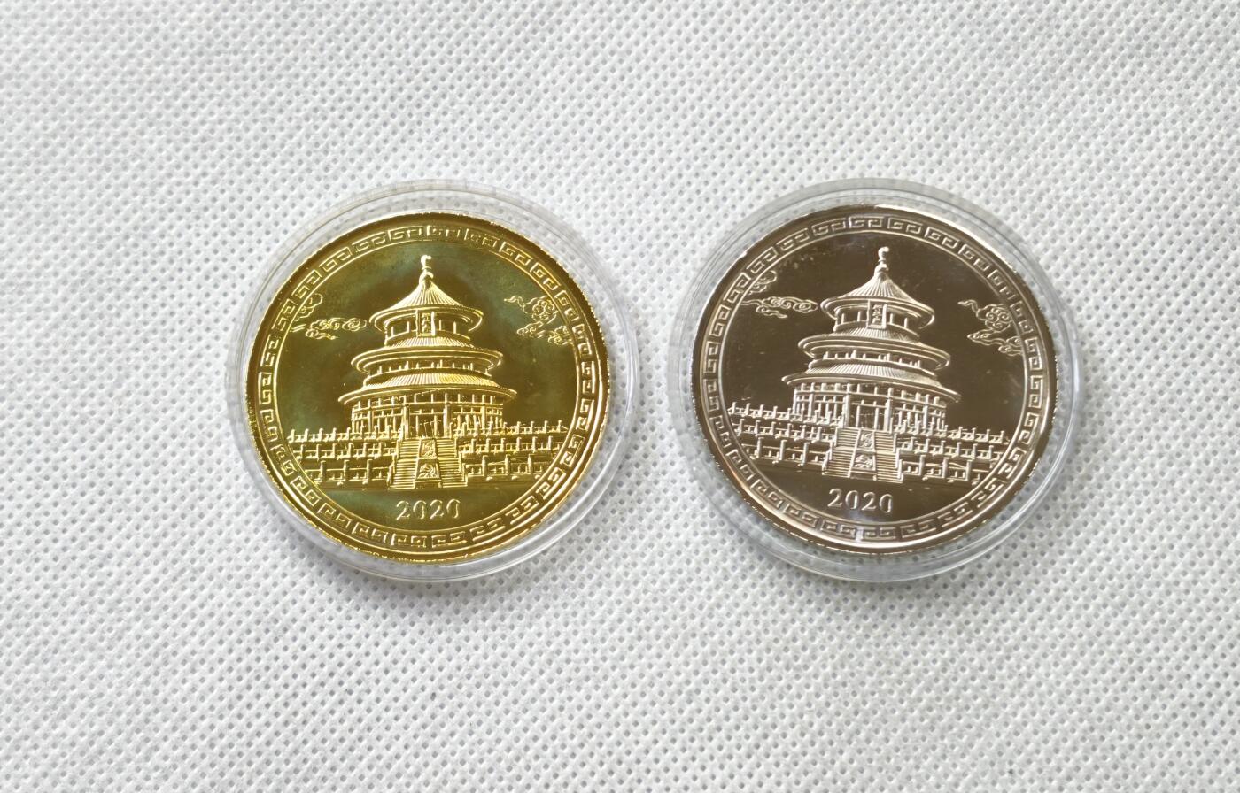 甄臻铺-世界币章拍卖（第54期），3月28日甄品场拍品征集中，送拍享返佣金等优惠多多 紫禁城建成600周年纪念 2枚。镀金 镀银。