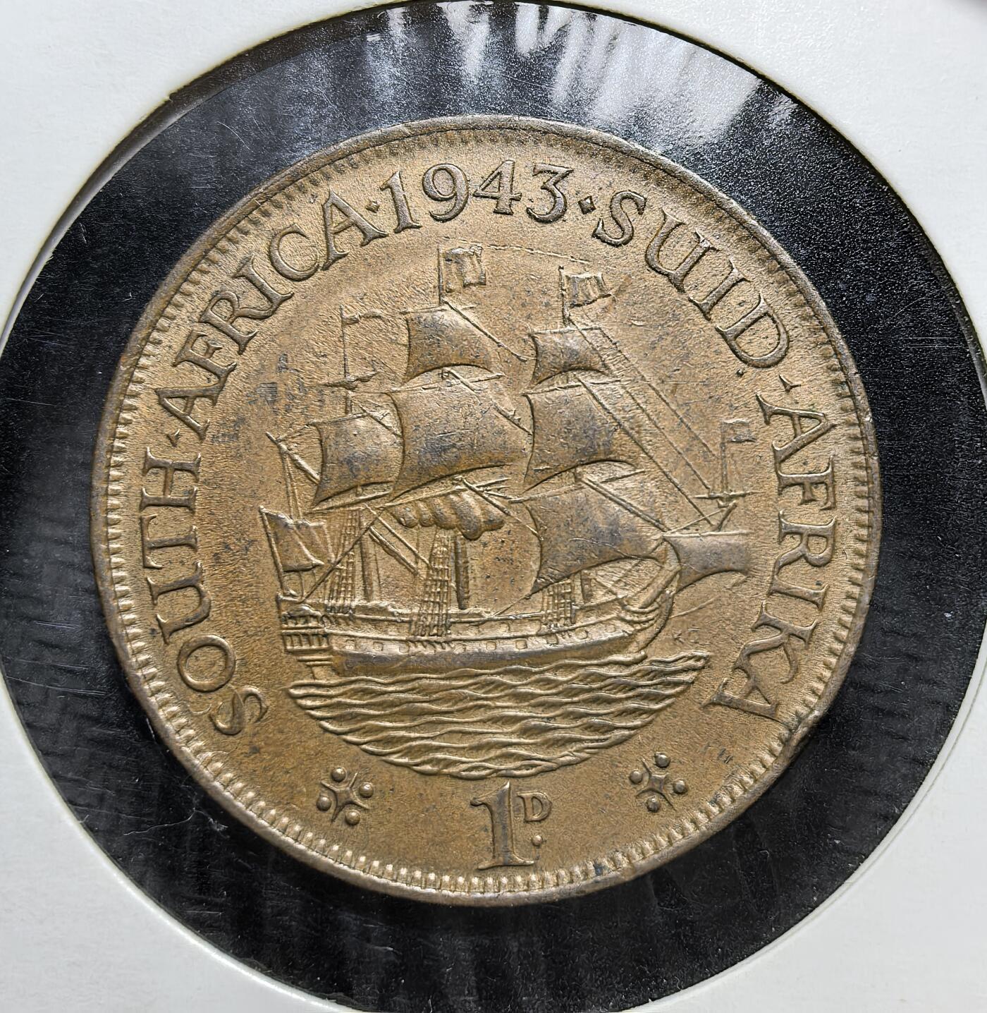 外国优质老铜币银币苏联纪念章，每周六晚九点倒数截拍，满百包邮可寄存，持续收拍 英属南非乔治六世1943年1便士。正面为英王乔治六世头像，背面是荷兰东印度公司帆船 “德里斯堡” 号，采用英、阿双语铭文，见证南非殖民与二战时期的货币历史。