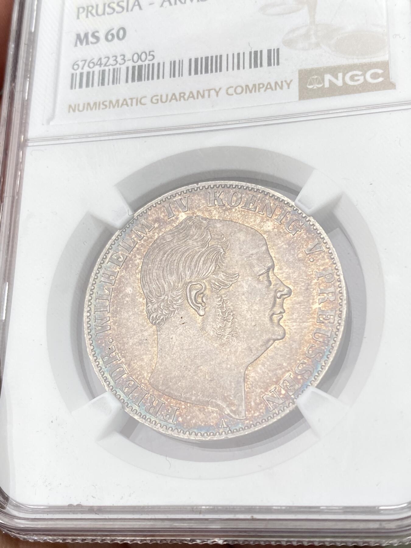 万国钱币拍卖第062期 NGC MS60 1859年德国普鲁士威廉四世离冠鹰流通1泰勒 极美欧陆五彩环绕全深打浮雕质感收藏级