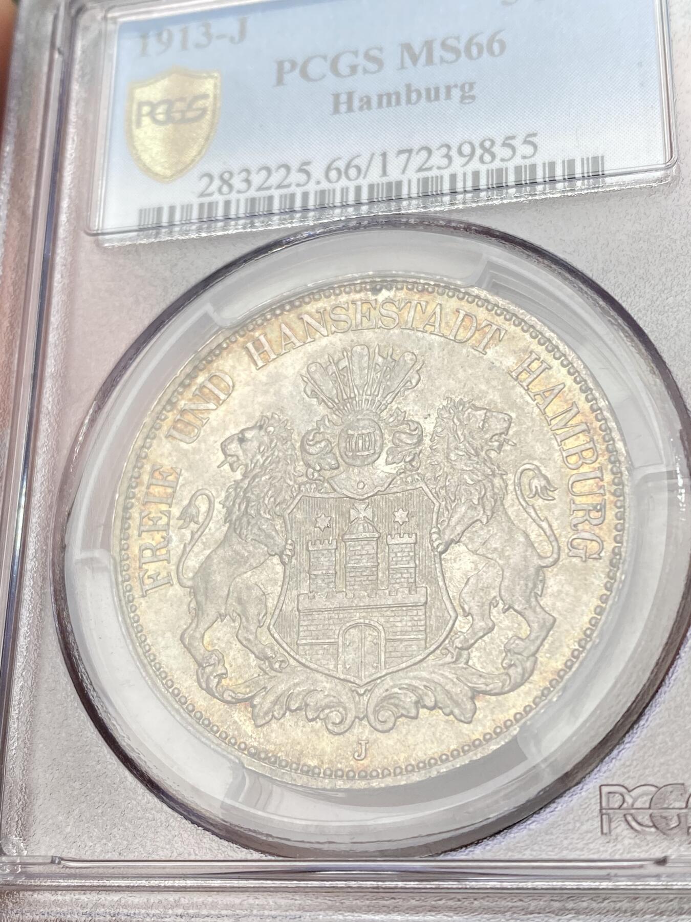 万国钱币拍卖第062期 PCGS MS66 1913年德国汉堡自由市长翅流通5马克 较为常见的长翅马克品种 但是想找到一枚如此原味GEM状态的绝不容易 双面均匀德式淡彩包浆搭配上经典汉堡双狮护盾令人爱不释手 PC老评水晶盒 万里挑一的顶级典藏品质