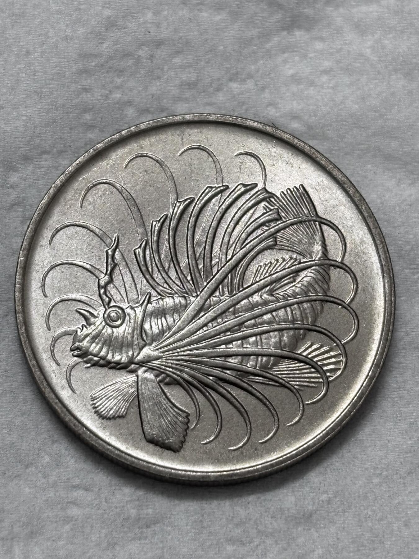 文馨钱币收藏第 296 场，长期接代拍业务 全新 1975 年新加坡老版 50 分狮子鱼