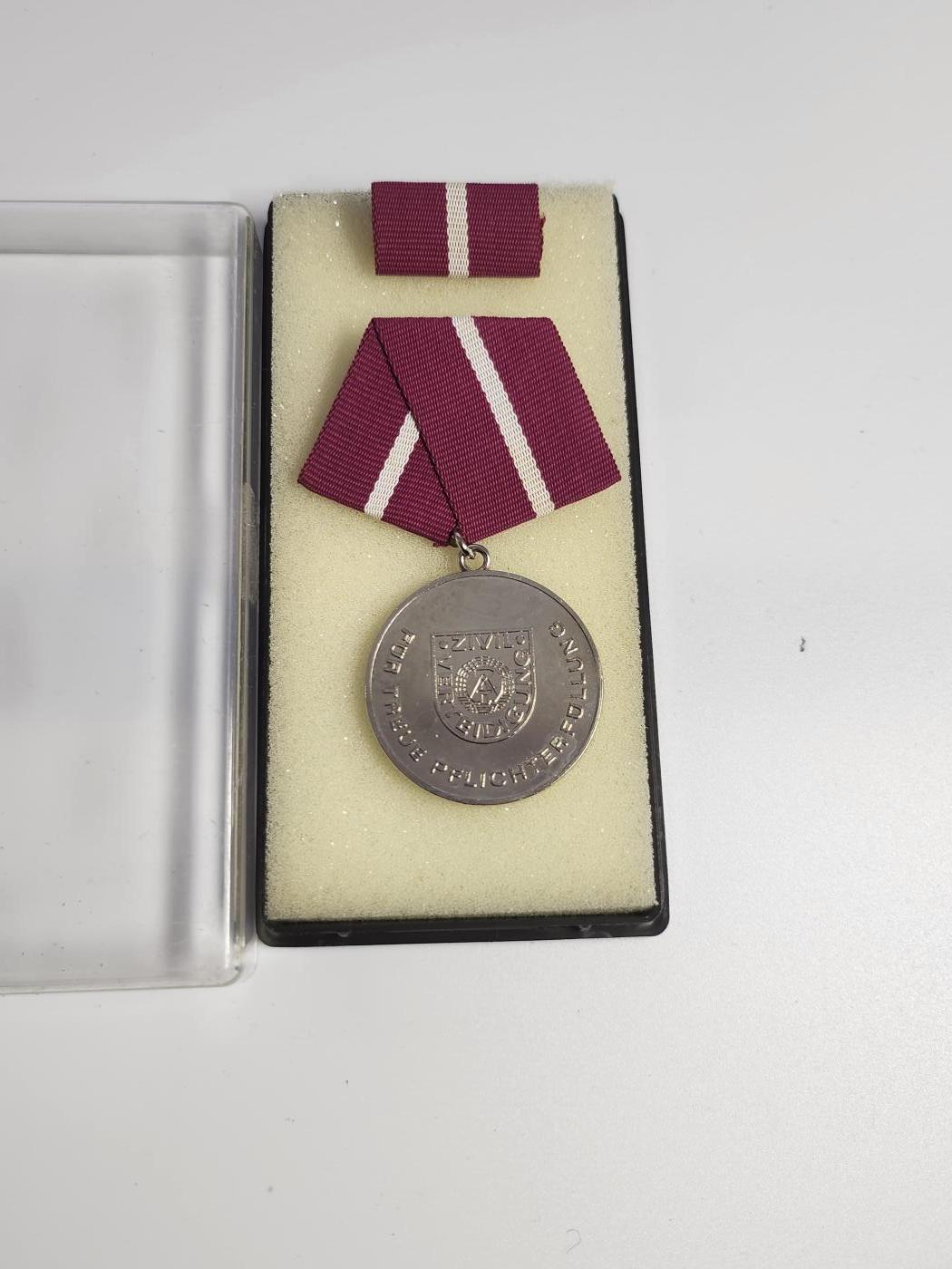 南水社第3次拍卖 春季专场 民主德国银级民防部队忠诚服役奖章 完好盒略章