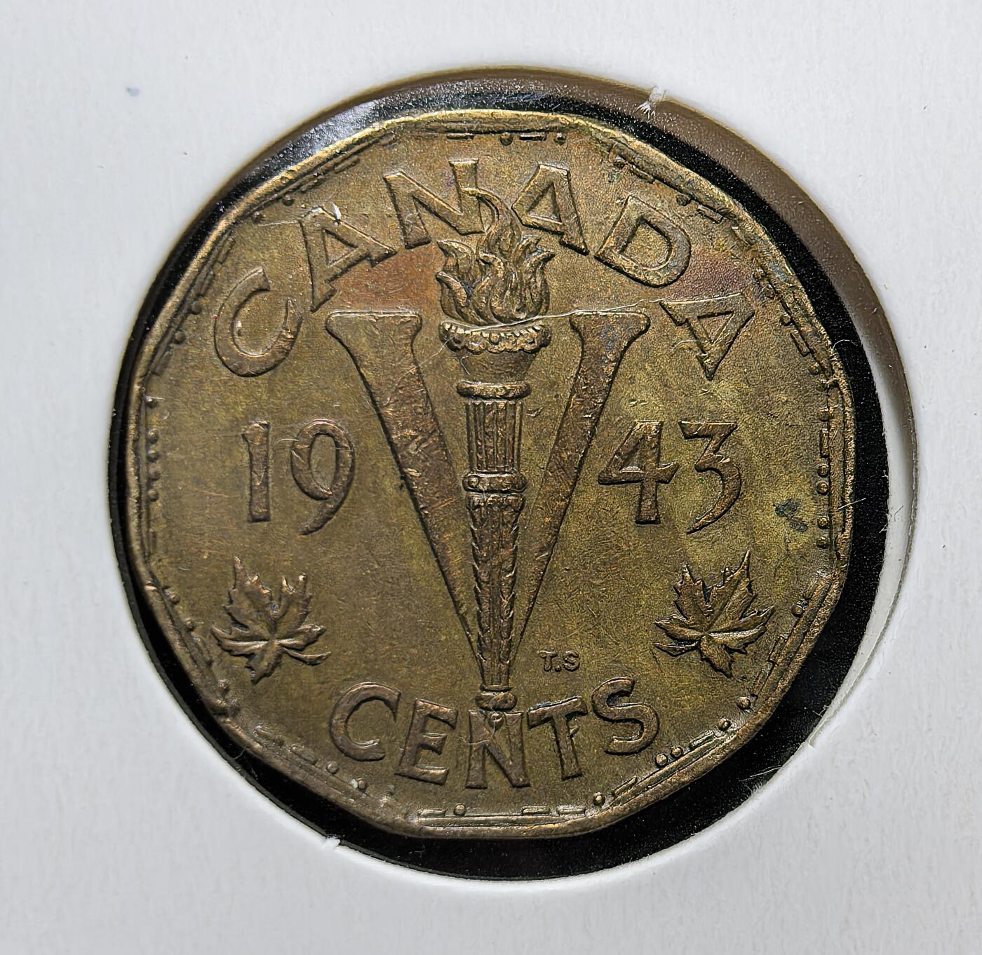 外国优质老铜币银币苏联纪念章，每周六晚九点倒数截拍，满百包邮可寄存，持续收拍 加拿大1943年二战5 分 “胜利币”：因镍为战略物资，改用黄铜合金（tombac）铸造；正面为乔治六世头像，背面以火炬与 “V” 象征胜利，边缘暗藏摩斯电码爱国标语，是战时动员与物资管控的见证。