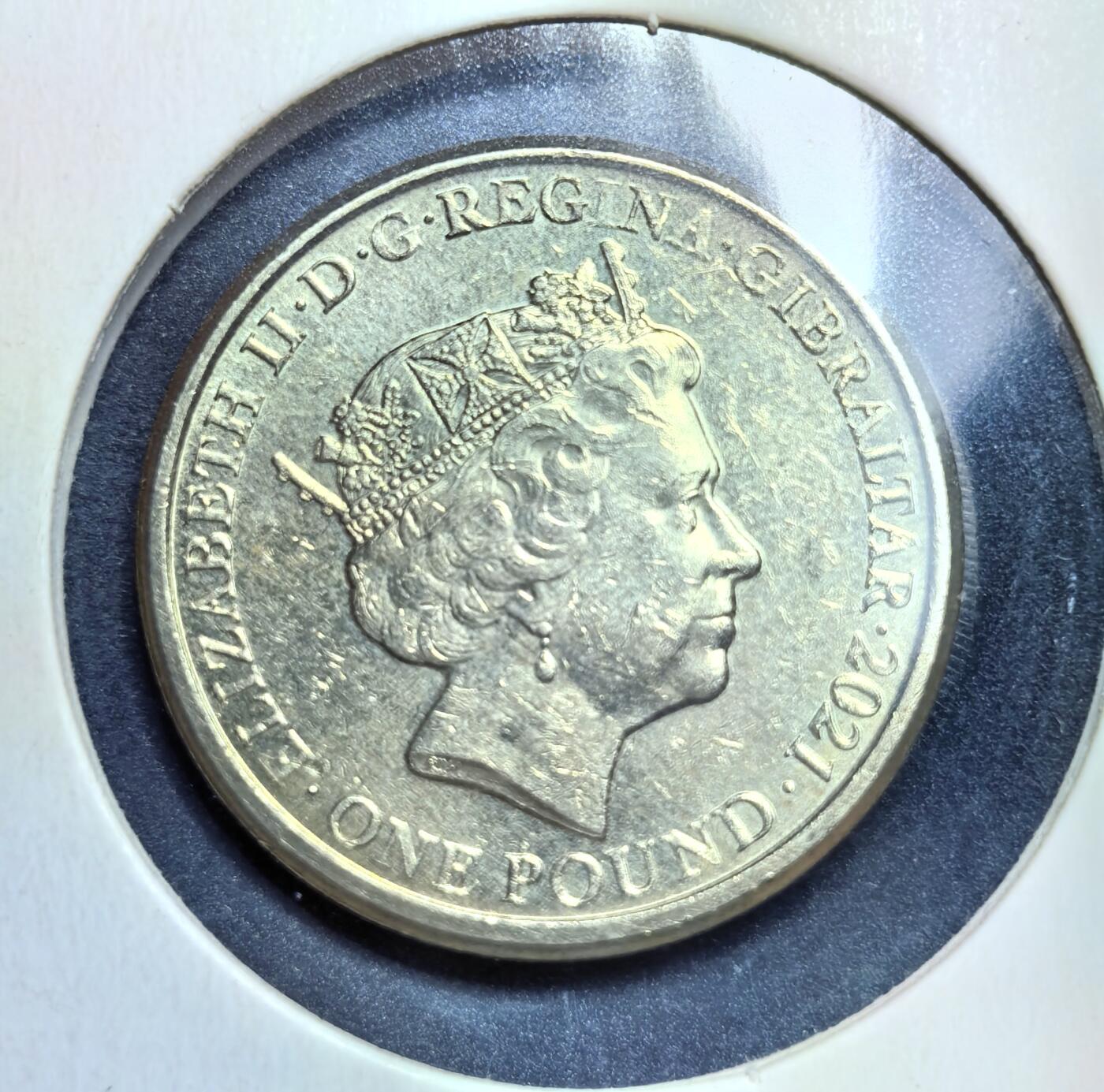 外国优质老铜币银币苏联纪念章，每周六晚九点倒数截拍，满百包邮可寄存，持续收拍 直布罗陀2021年1英镑纪念币，为庆祝伊丽莎白二世女王 95 岁诞辰而铸造。正面为女王头像，背面刻有 “1926-2021 95 GLORIOUS YEARS”，是英联邦地区纪念王室重要时刻的典型币种。