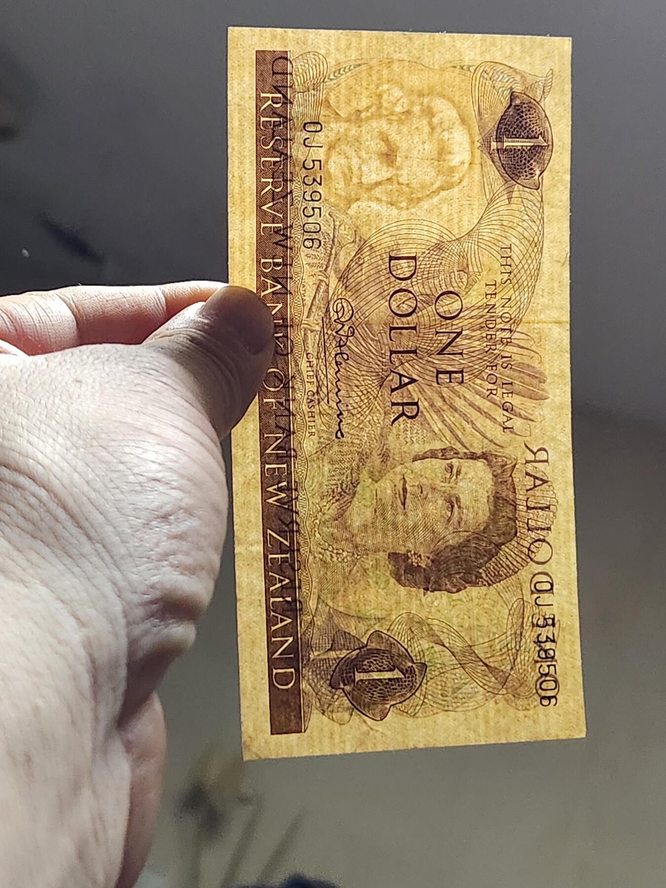 3月13号晚上8点 外国纸币自动截拍第37场 新西兰 1967年1元，首签名R.N.Fleming，极少，美品