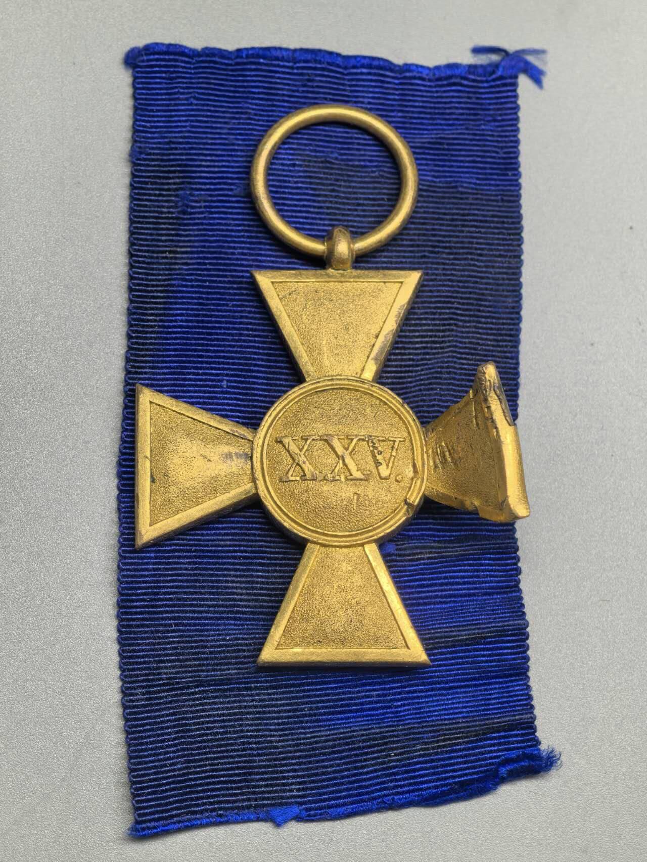 小驴勋章奖章收藏3月14日周六晚六点拍卖（珍爱和平，收藏战争，铭记历史，勿忘国耻，忠党爱国。有偿代拍，送拍规则在简介最后，参拍须阅读规则后再参拍，关系到运费包装发货时效真假辨别等关键信息，拍卖时不再发原图，看大图店主微信码在拍卖店铺介绍里） 普鲁士25年服役奖章，一侧十字臂有弯折