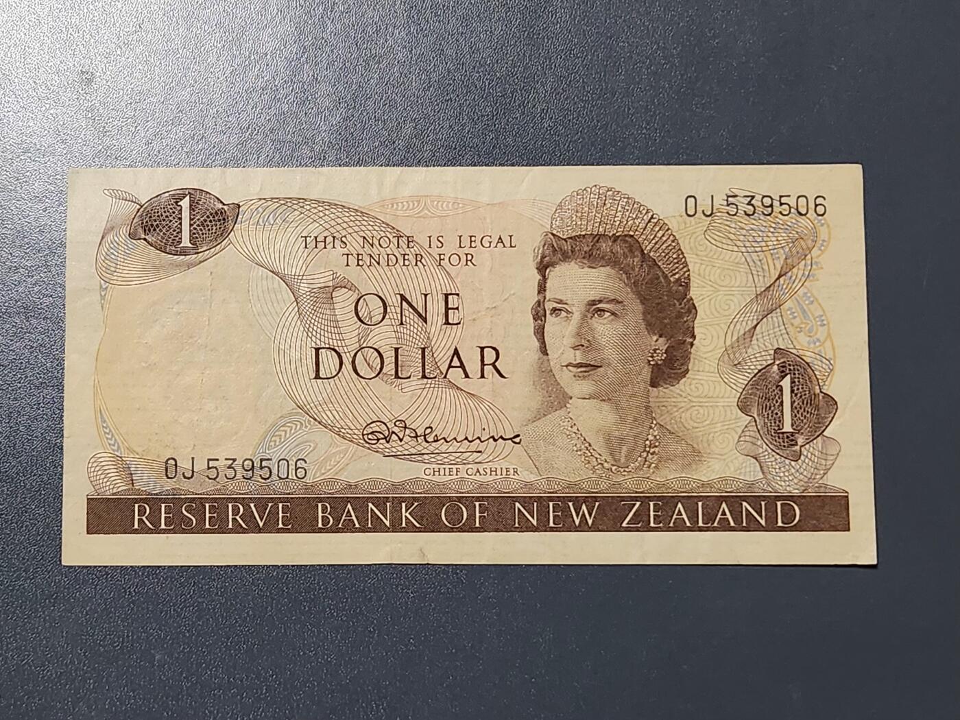 3月13号晚上8点 外国纸币自动截拍第37场 新西兰 1967年1元，首签名R.N.Fleming，极少，美品